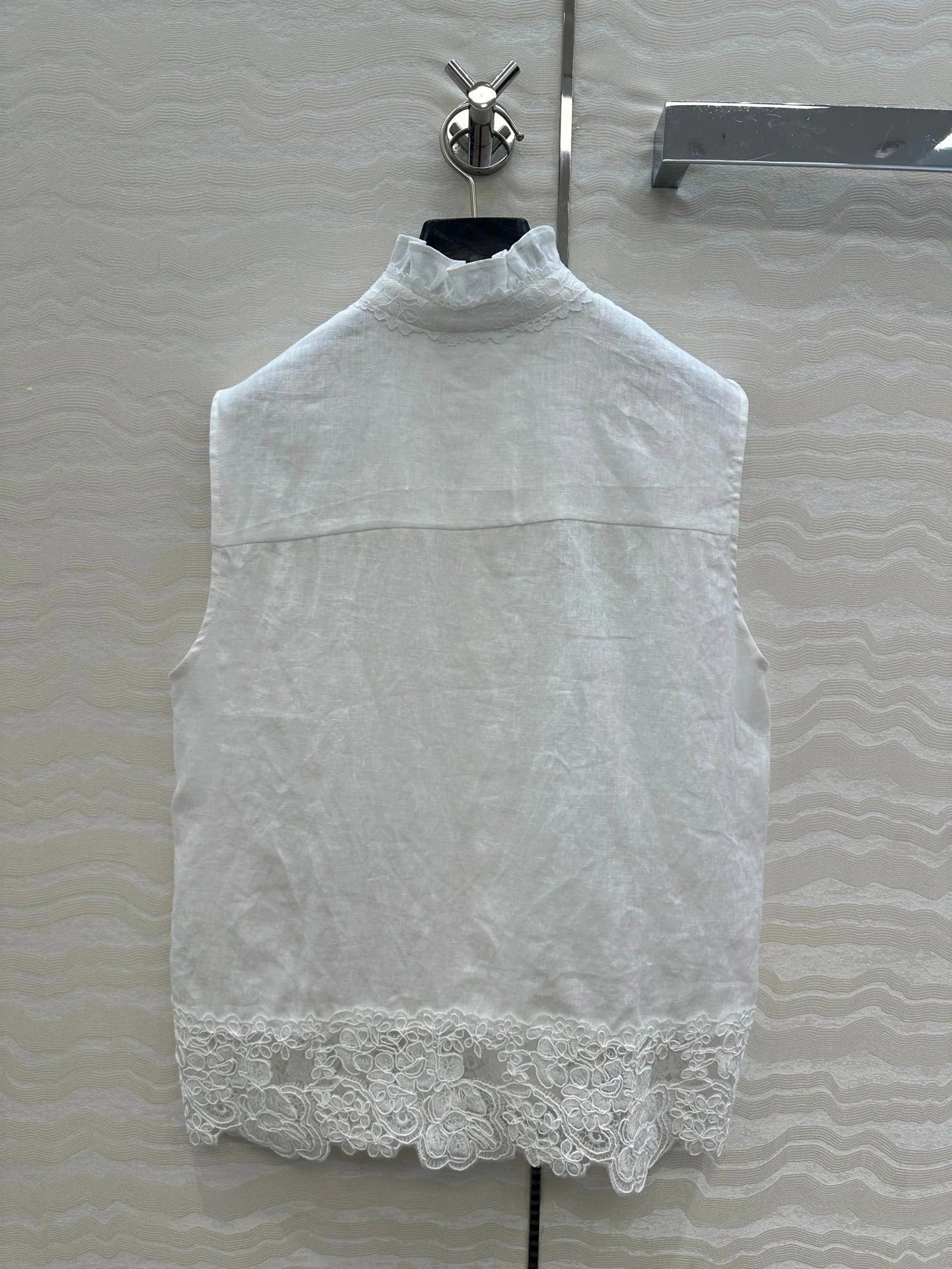 SLEEVELESS BLOUSE IN WHITE LINEN LACE TRIM AND NECK TIE