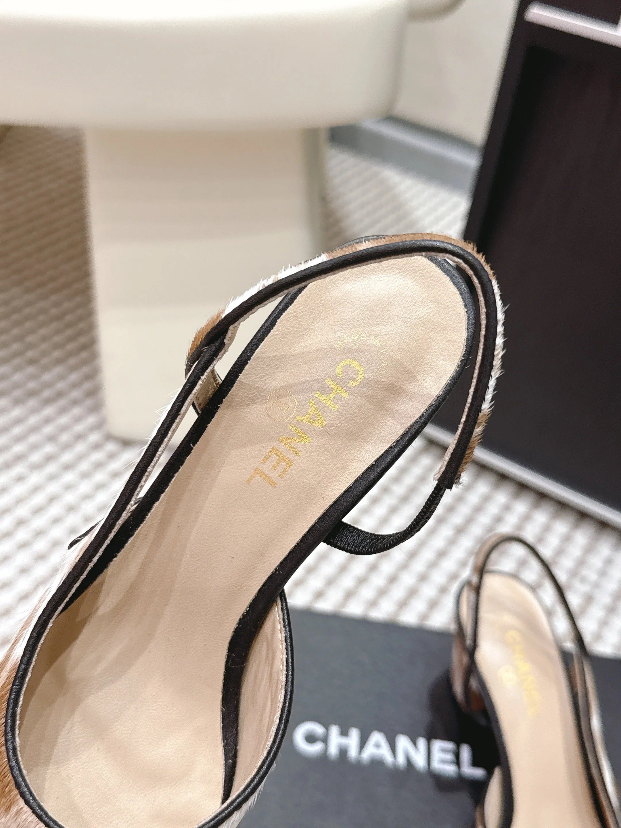 CC 26s Slingback 65 Beige White Leopard Leather 652655