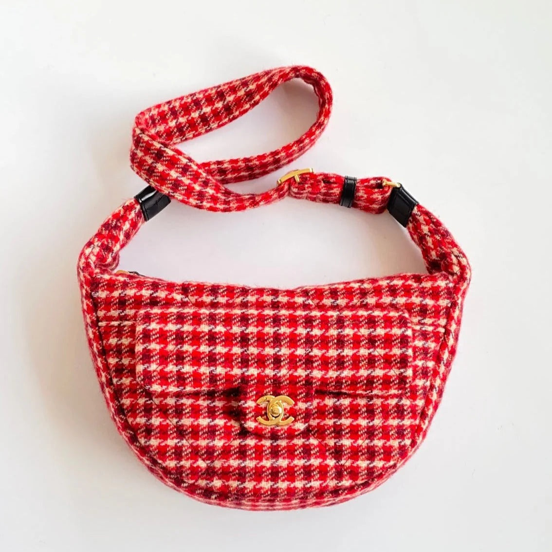 CHANEL 25S HOBO 30 CM IN RED TWEED WITH GOLD HARDWARE