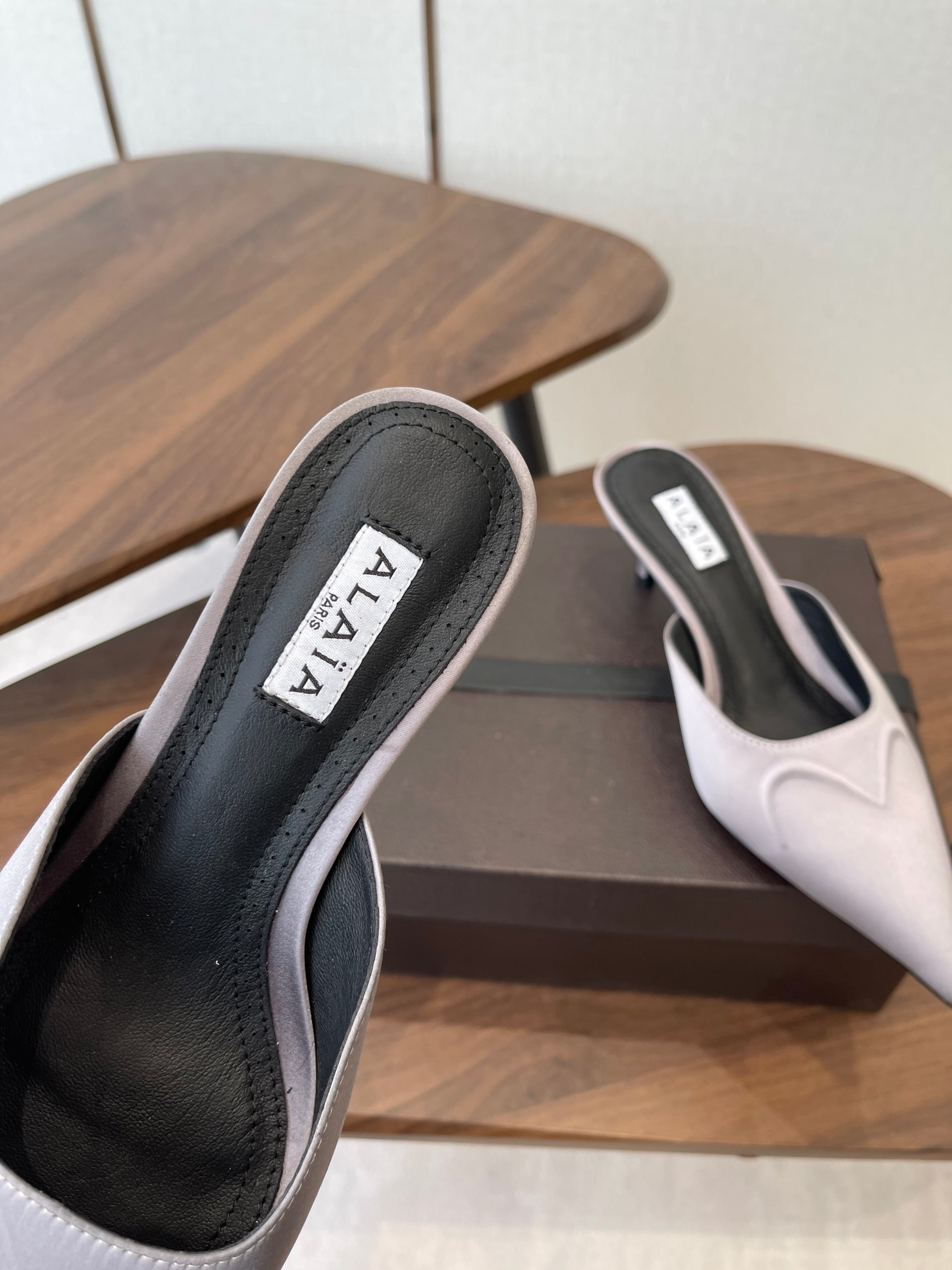 Alaia 26 Pointed-toe Mules 50 Light Gray Sheepskin 624911