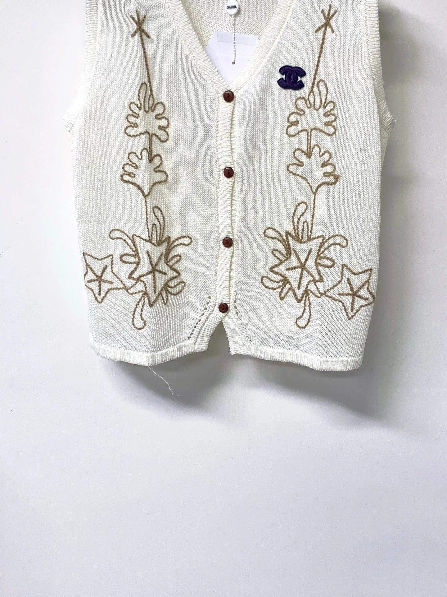 Chanel 2026 White Sleeveless Knit Vest Gold Embroidery Wool 416251