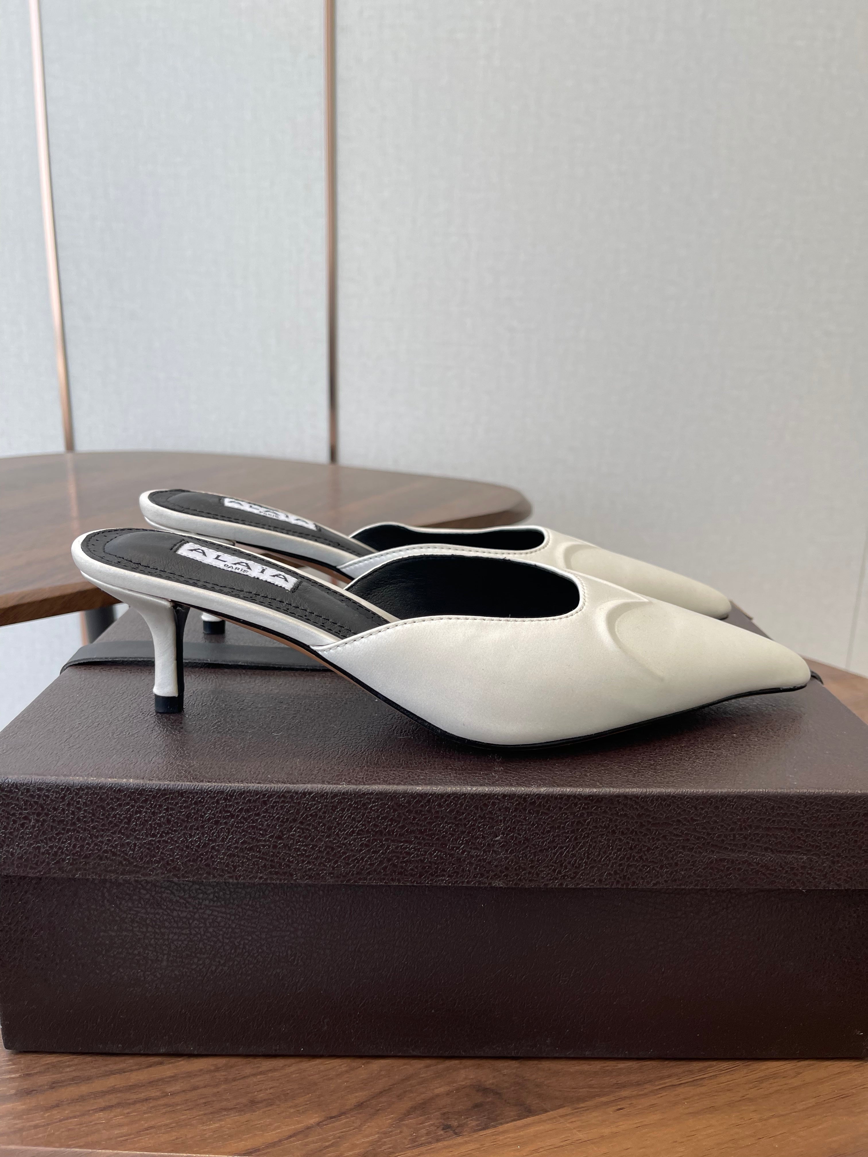 Alaia 26 Pointed-toe Mules 50 White Black Sheepskin 624913