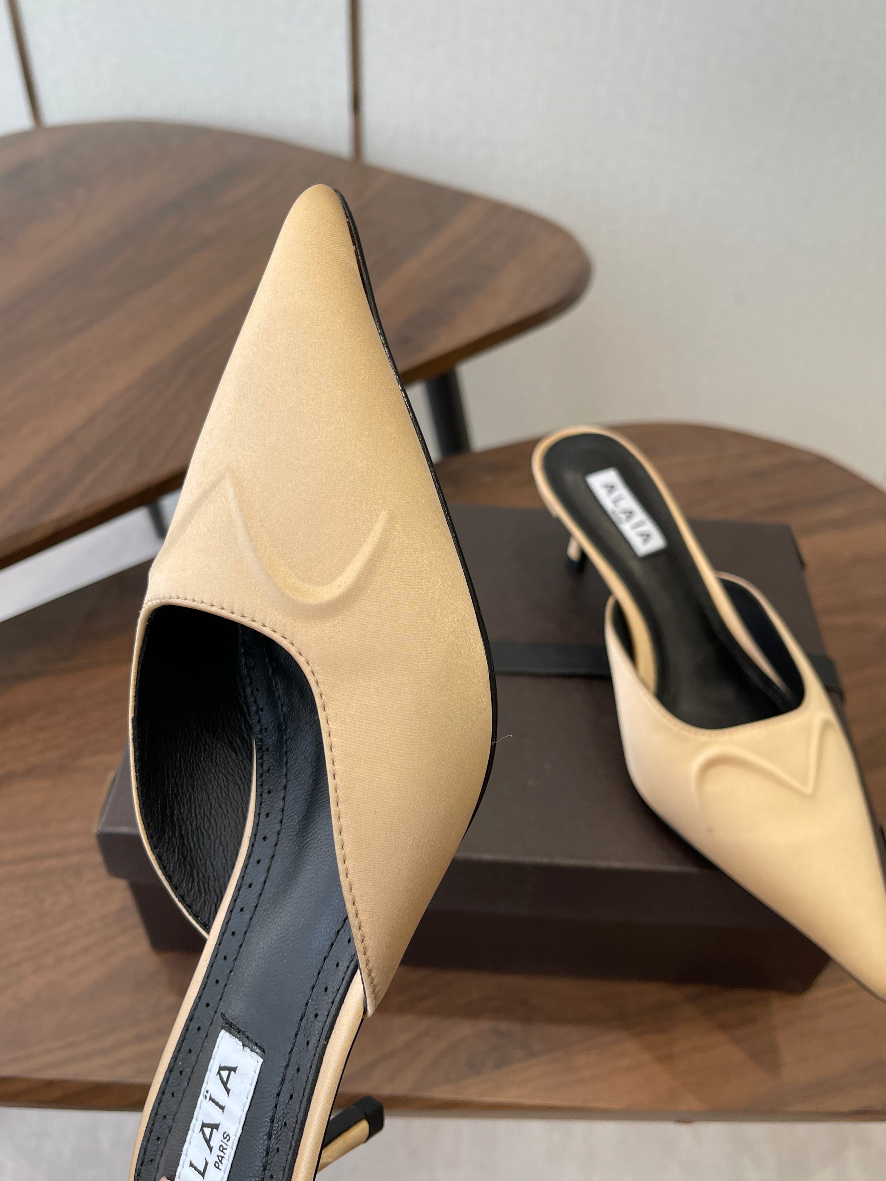 Alaia 26 Pointed-toe Mules 50 Beige Sheepskin 624907