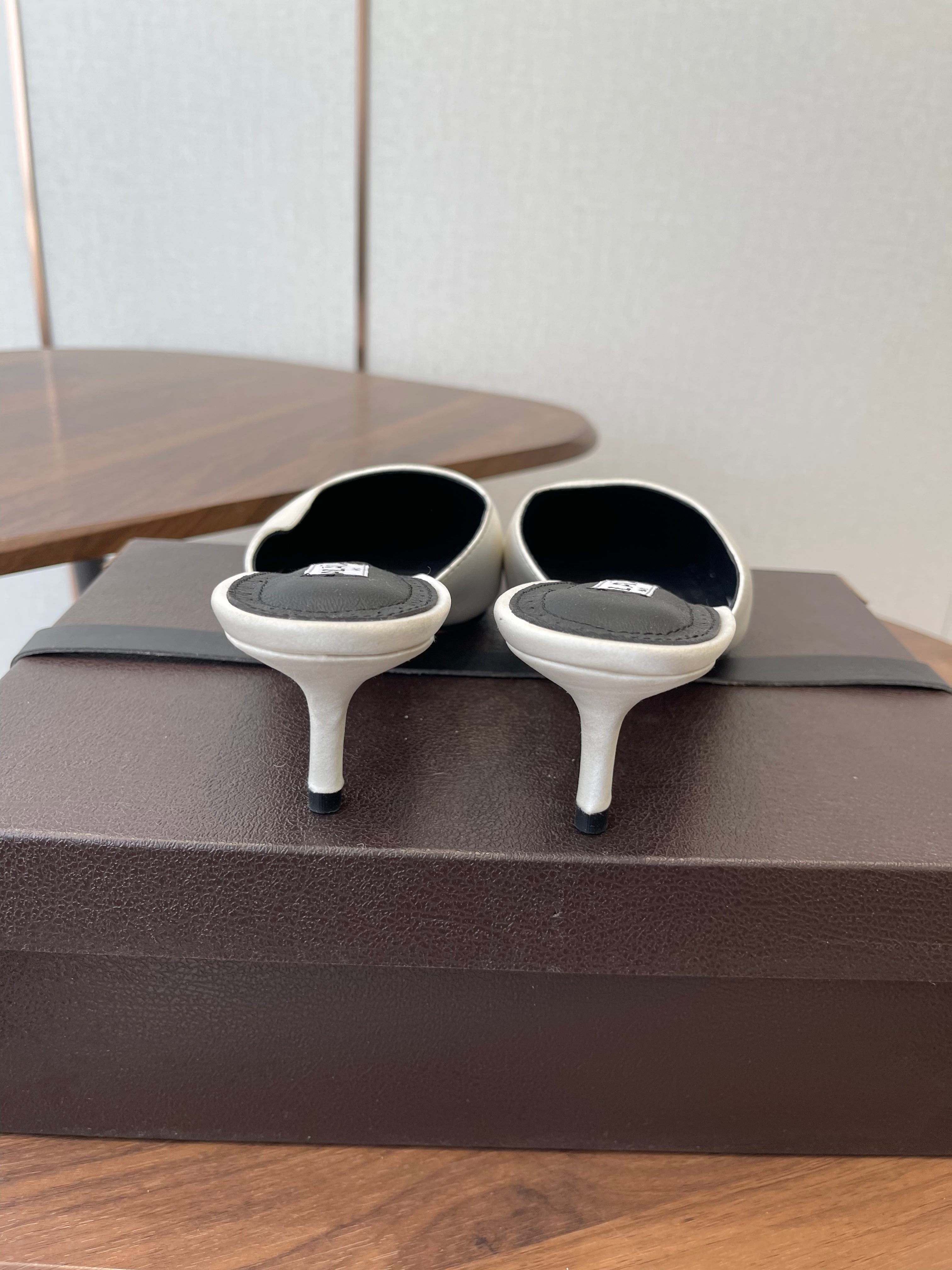 Alaia 26 Pointed-toe Mules 50 White Black Sheepskin 624913