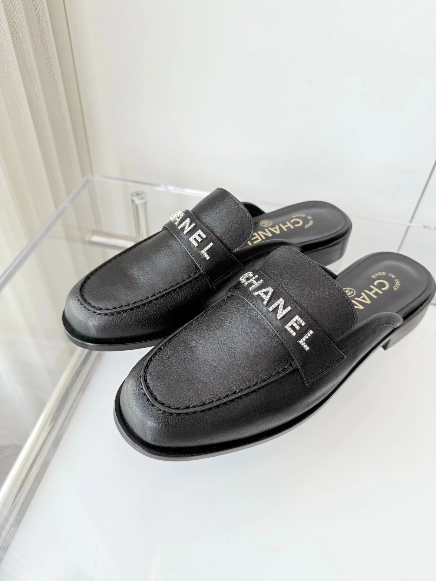 Chanel 2026 Diamond Logo Mules Cowhide Sheepskin 823471