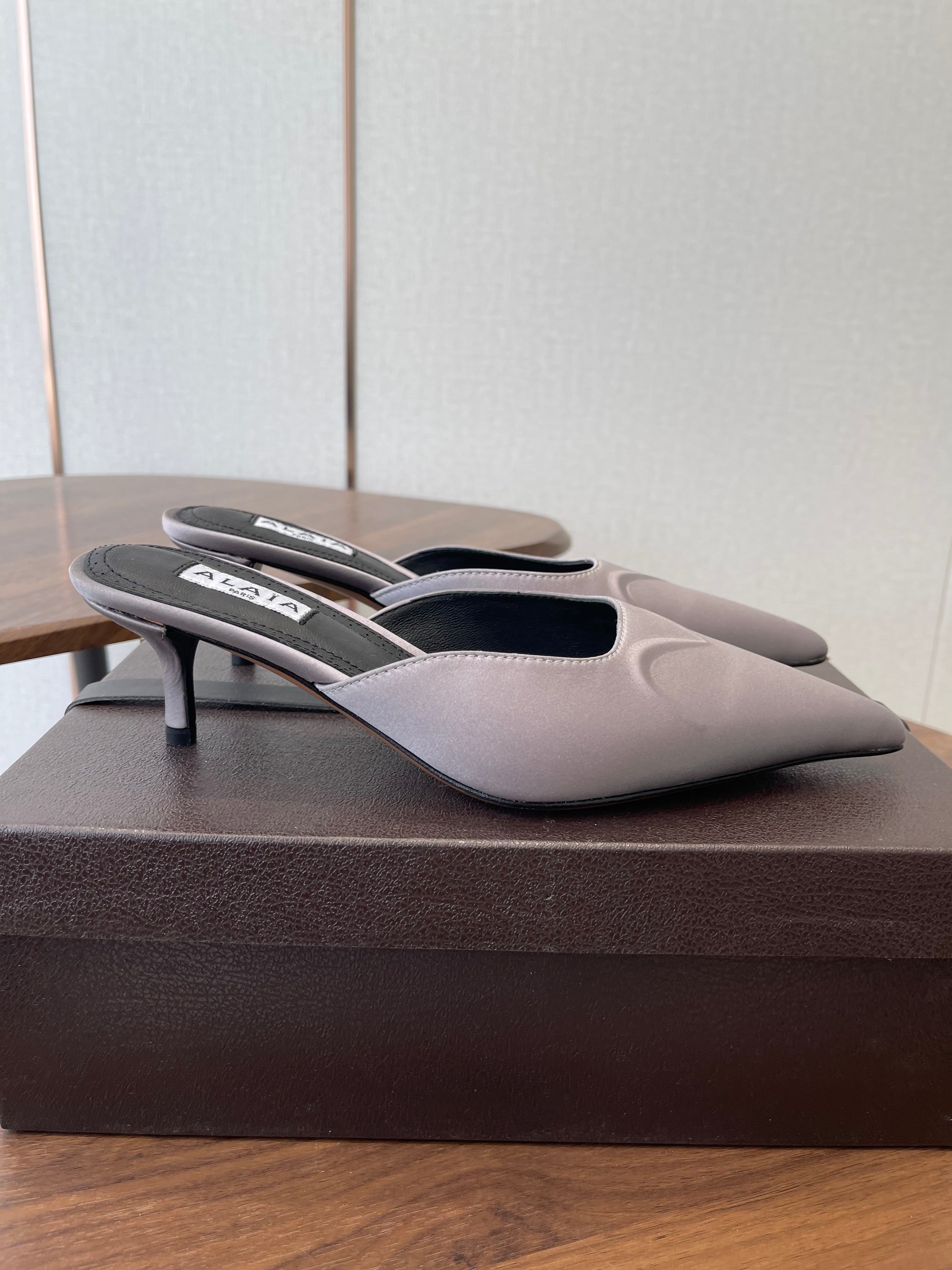 Alaia 26 Pointed-toe Mules 50 Light Gray Sheepskin 624911