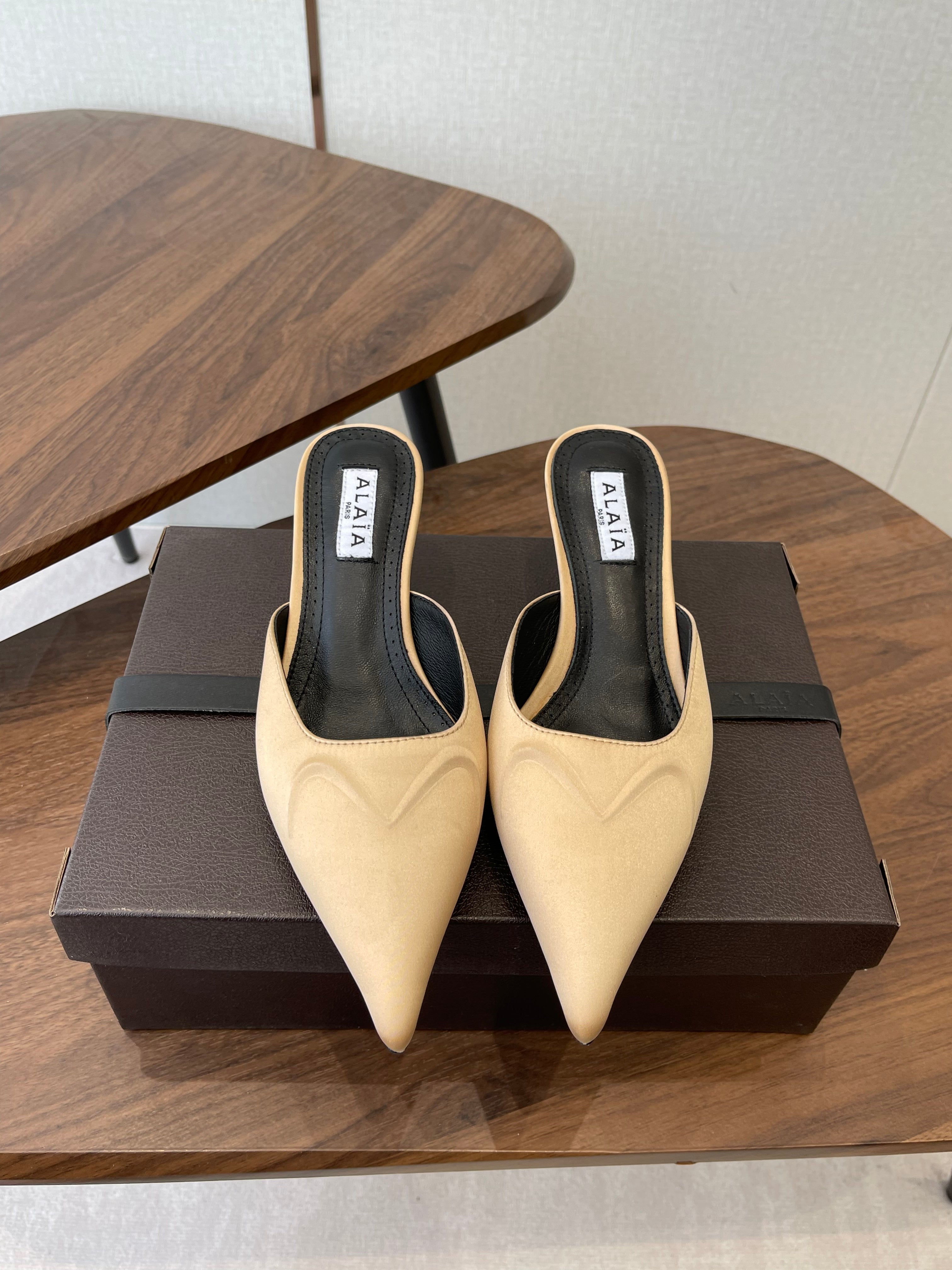 Alaia 26 Pointed-toe Mules 50 Beige Sheepskin 624907