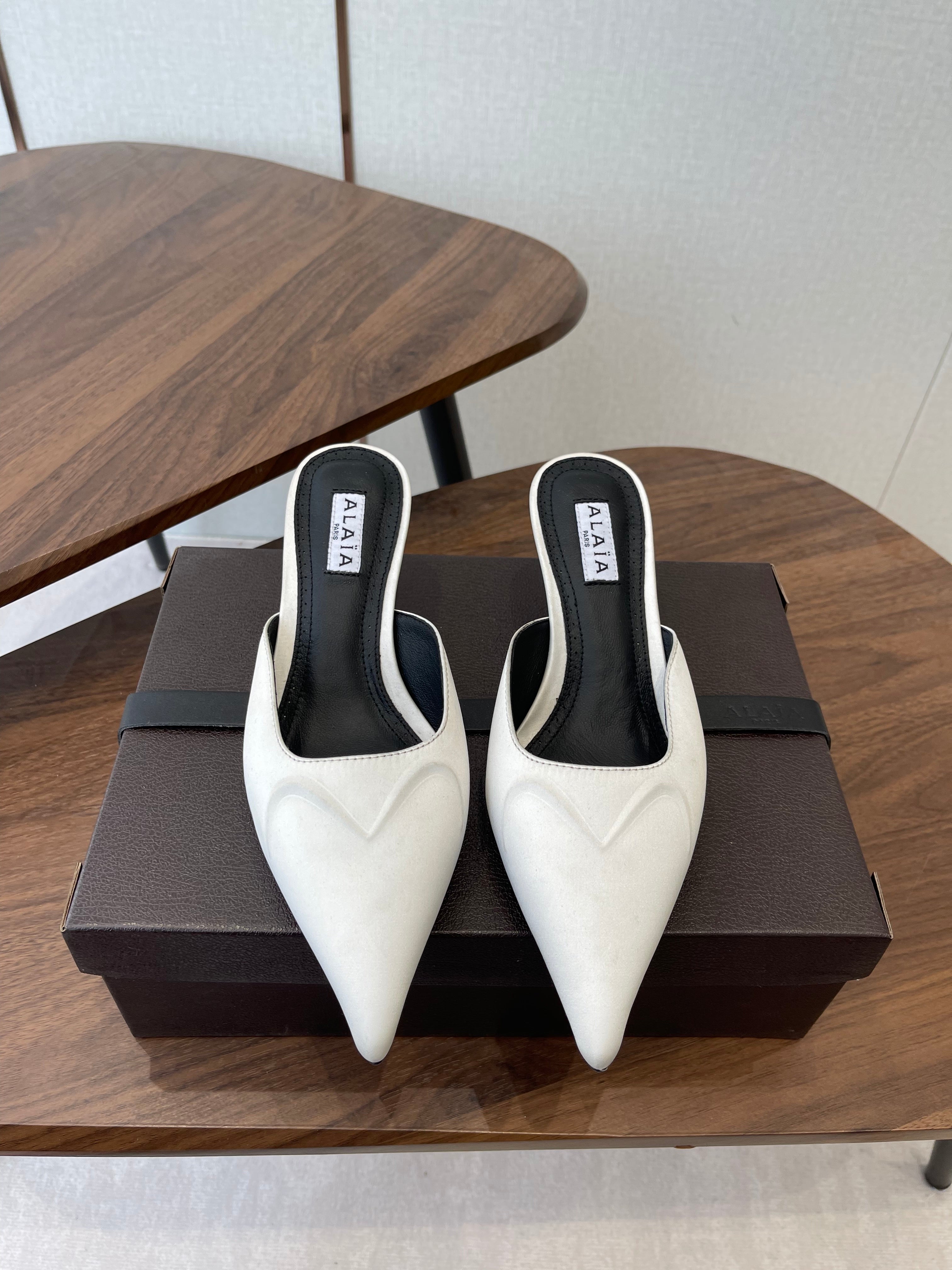 Alaia 26 Pointed-toe Mules 50 White Black Sheepskin 624913