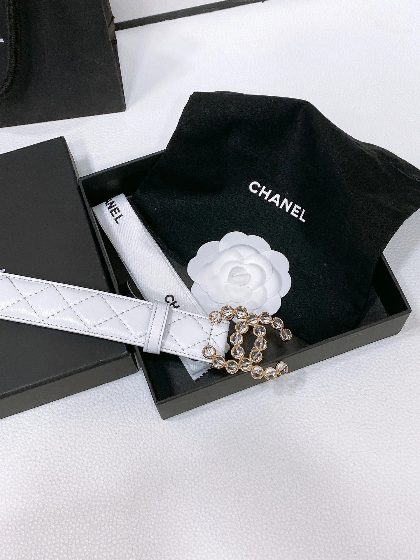 CC BELT 30 MM IN WHITE CALFSKIN PEARL LOGO WITH GOLD HARDWARE