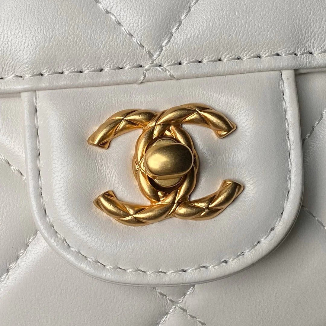 CC 25S FLAP BAG 18 CM IN WHITE LAMBSKIN WITH TOP HANDLE
