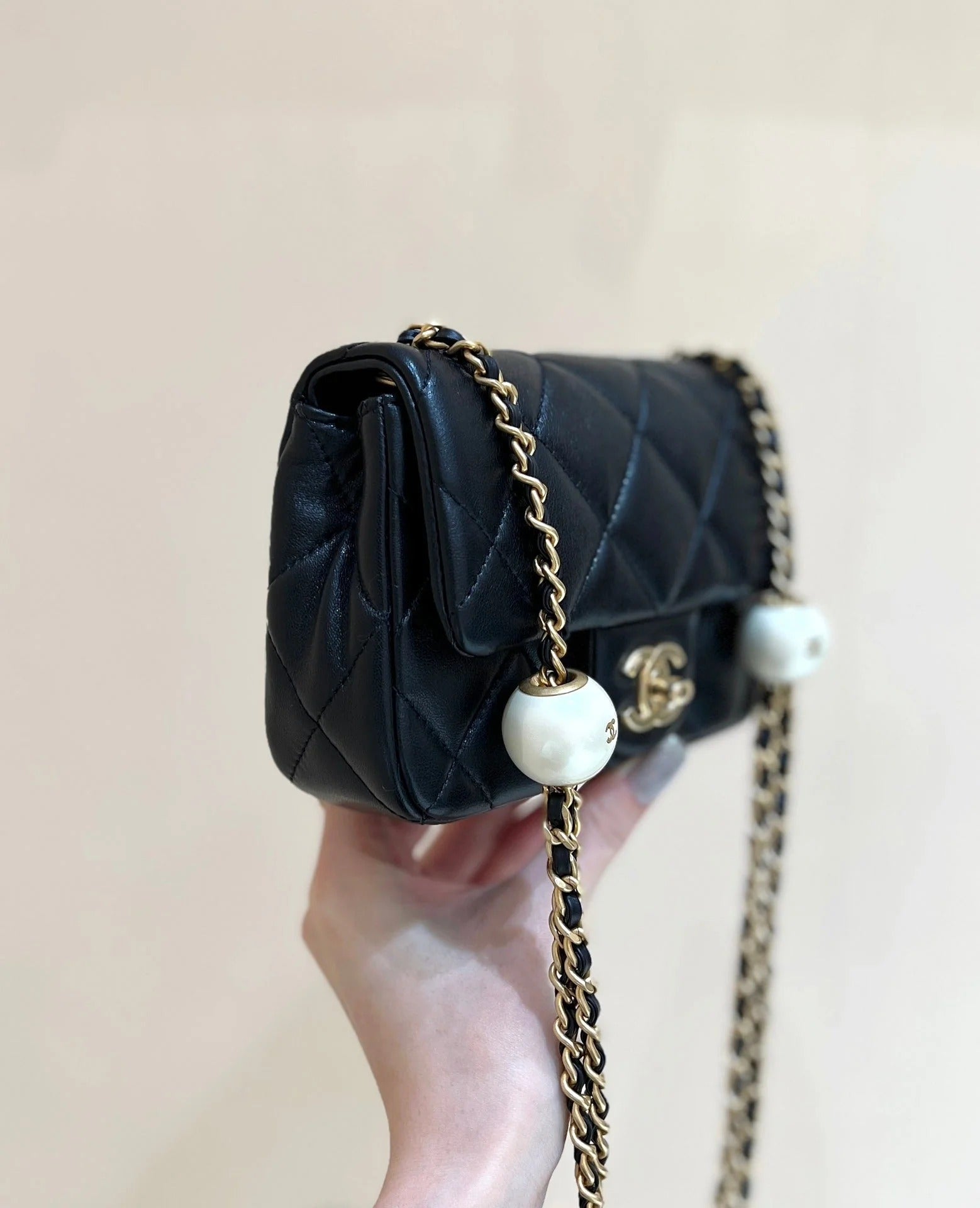 25S CHANEL CROSSBODY HANDBAG 17 IN BLACK LAMBSKIN GOLD HARDWARE