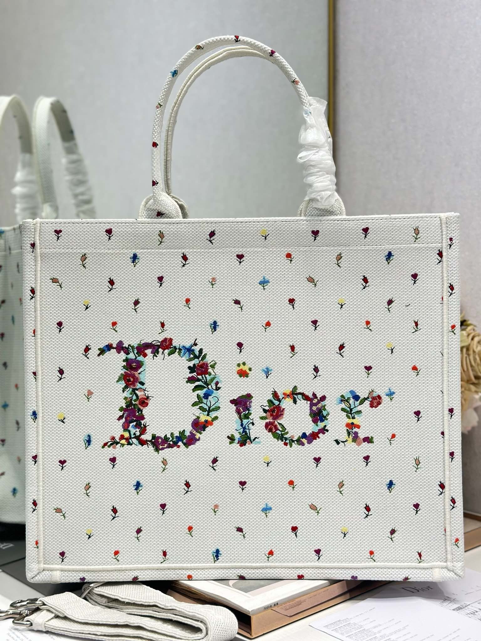 CD 2026 Book Tote Bag White Multicolor Revolution Flowers Embroidery Canvas 288406