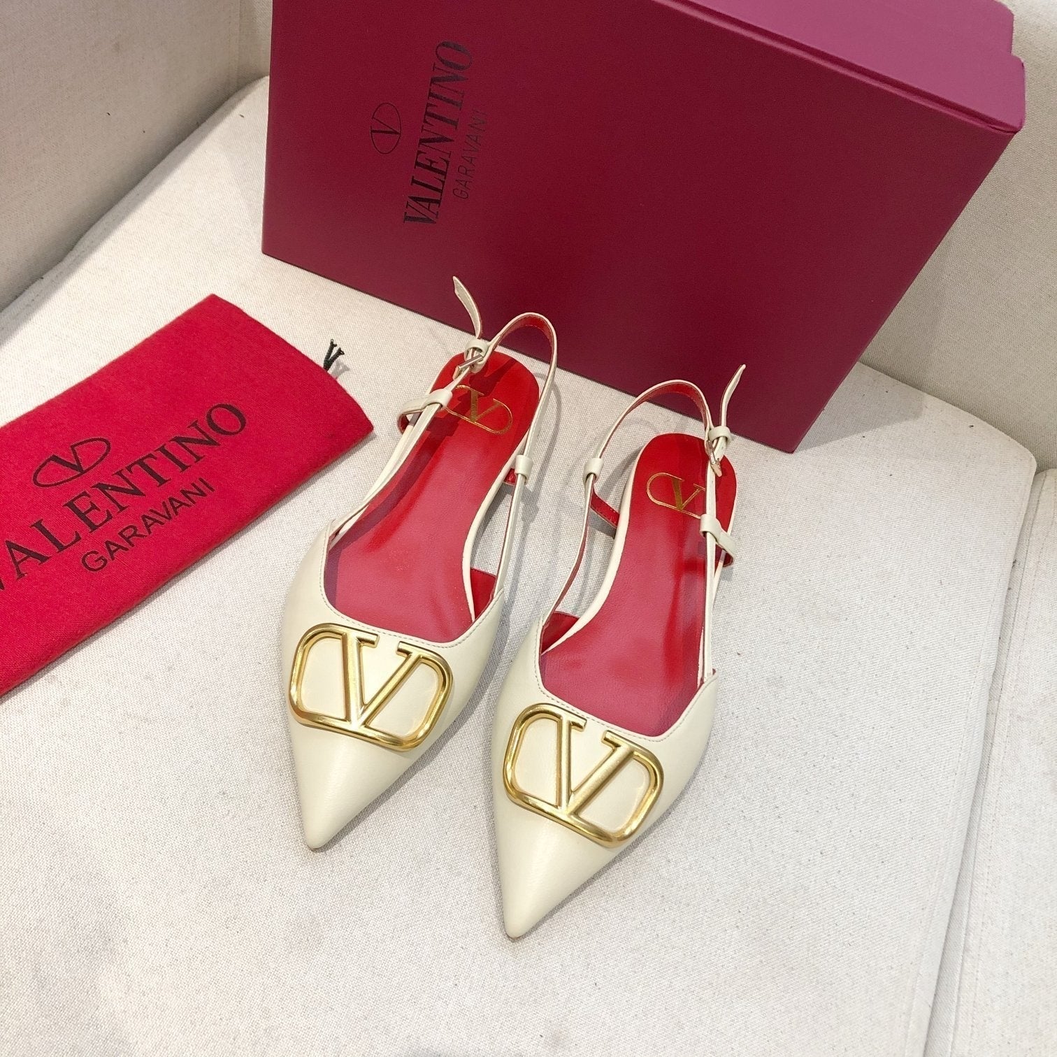 VLOGO SIGNATURE WHITE CALFSKIN FLAT SLINGBACK PUMP WITH GOLD LOGO