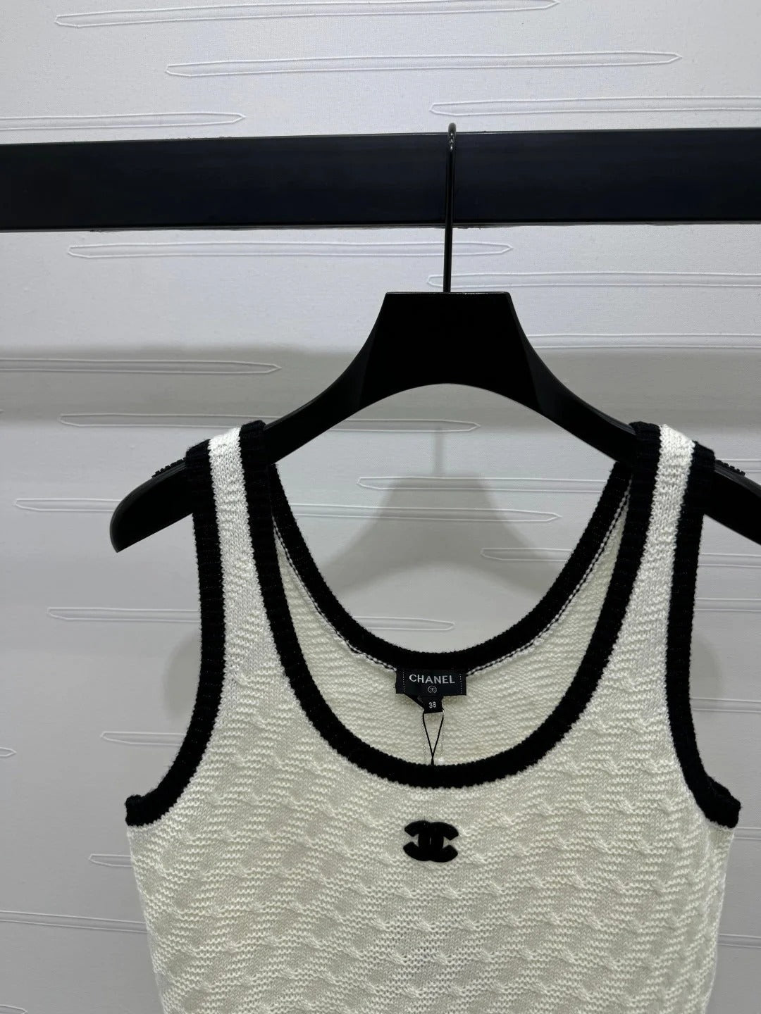 CHANEL CROPPED SLEEVELESS KNIT TOP IN WHITE AND BLACK