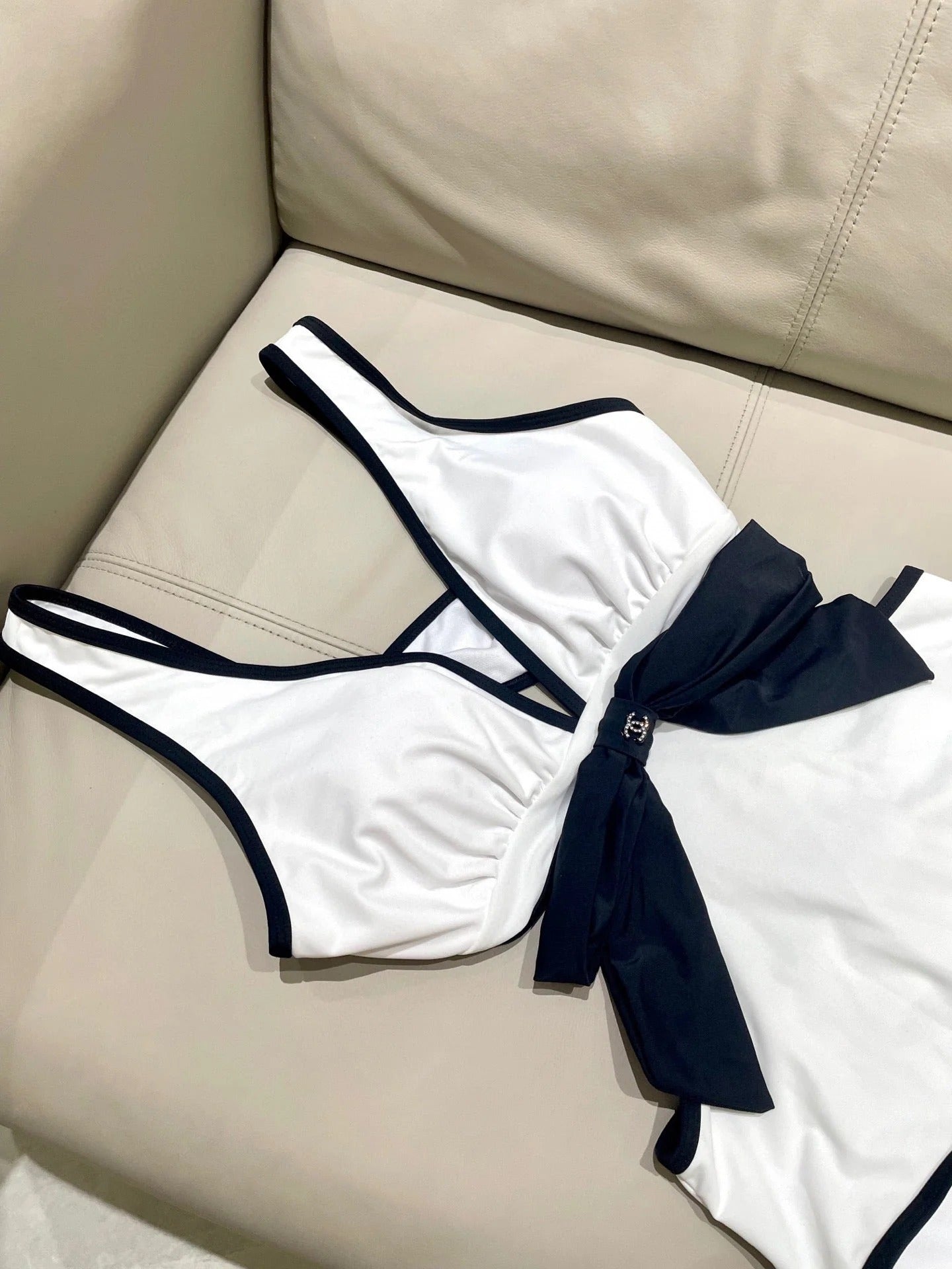 CC BIKINI SWIMSUIT SET IN WHITE AND BOW BLACK 622186