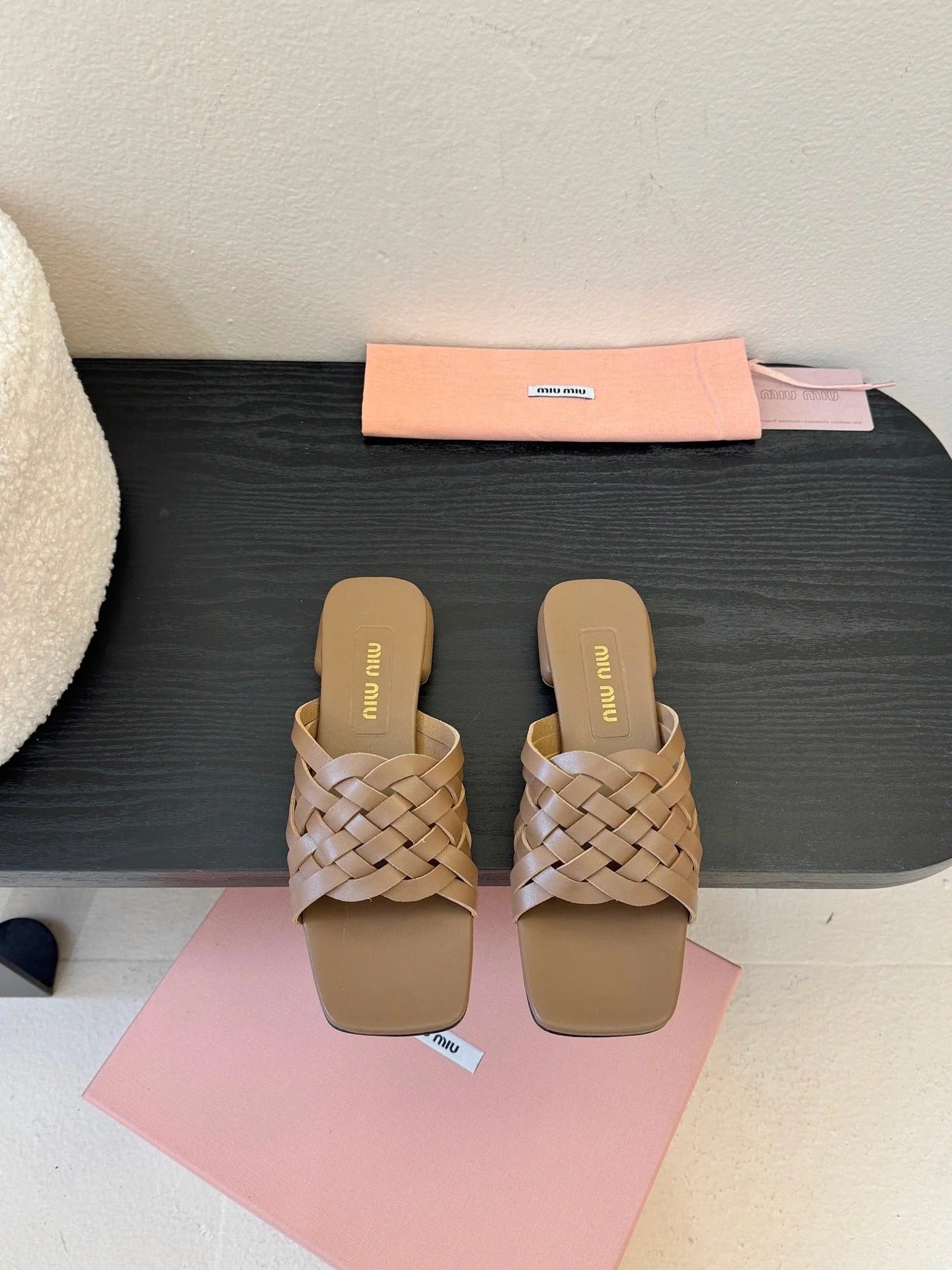 MIU 26ss Flat Sandals Brown Sheepskin 627353