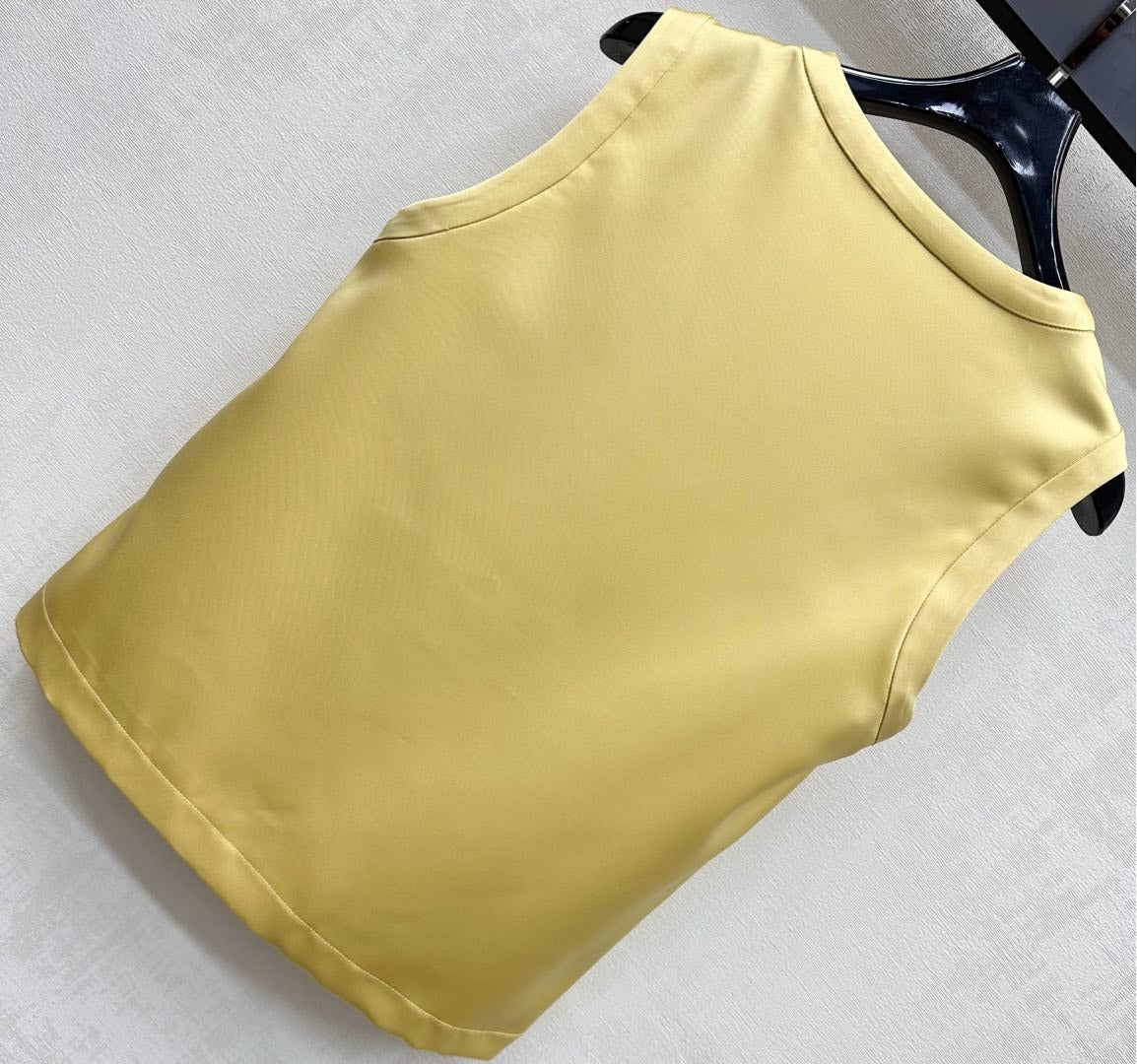 CHANEL SLEEVELESS ROUND-NECK BUTTON-UP TOP 274771