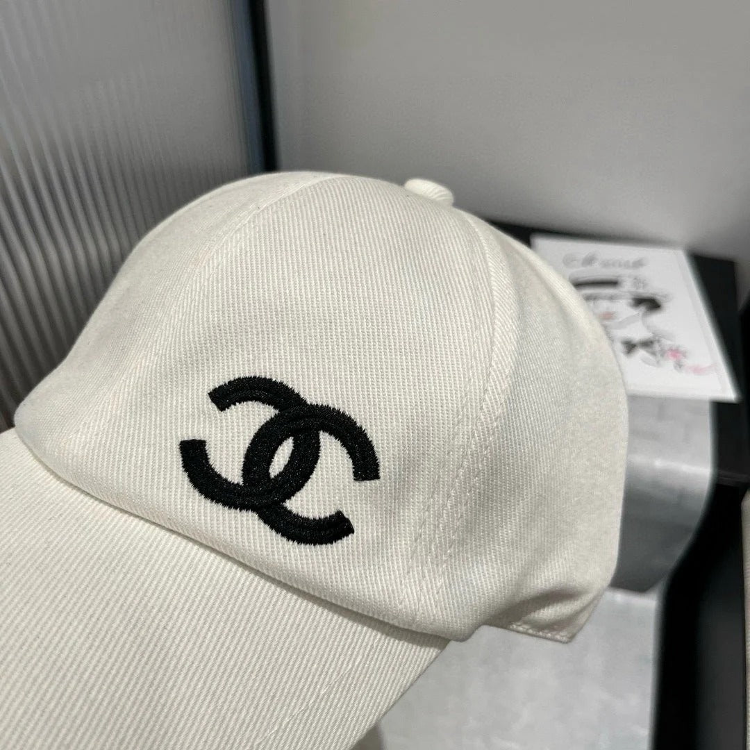 BASEBALL HAT IN WHITE WITH WHITE TRIM 673994