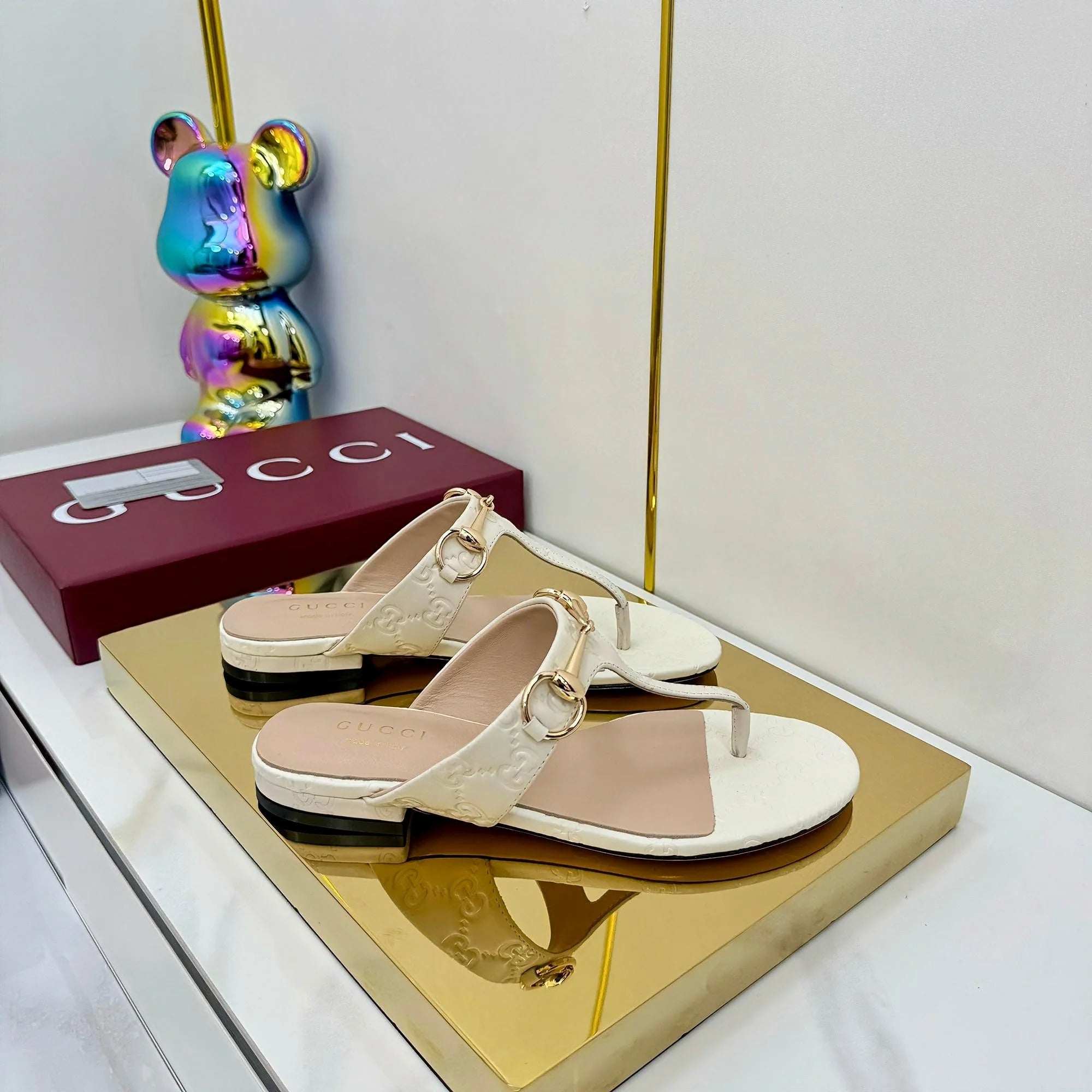 THONG SANDALS IN CREAM WHITE LAMBSKIN PRINTED LOGO WITH GOLD HARDWARE