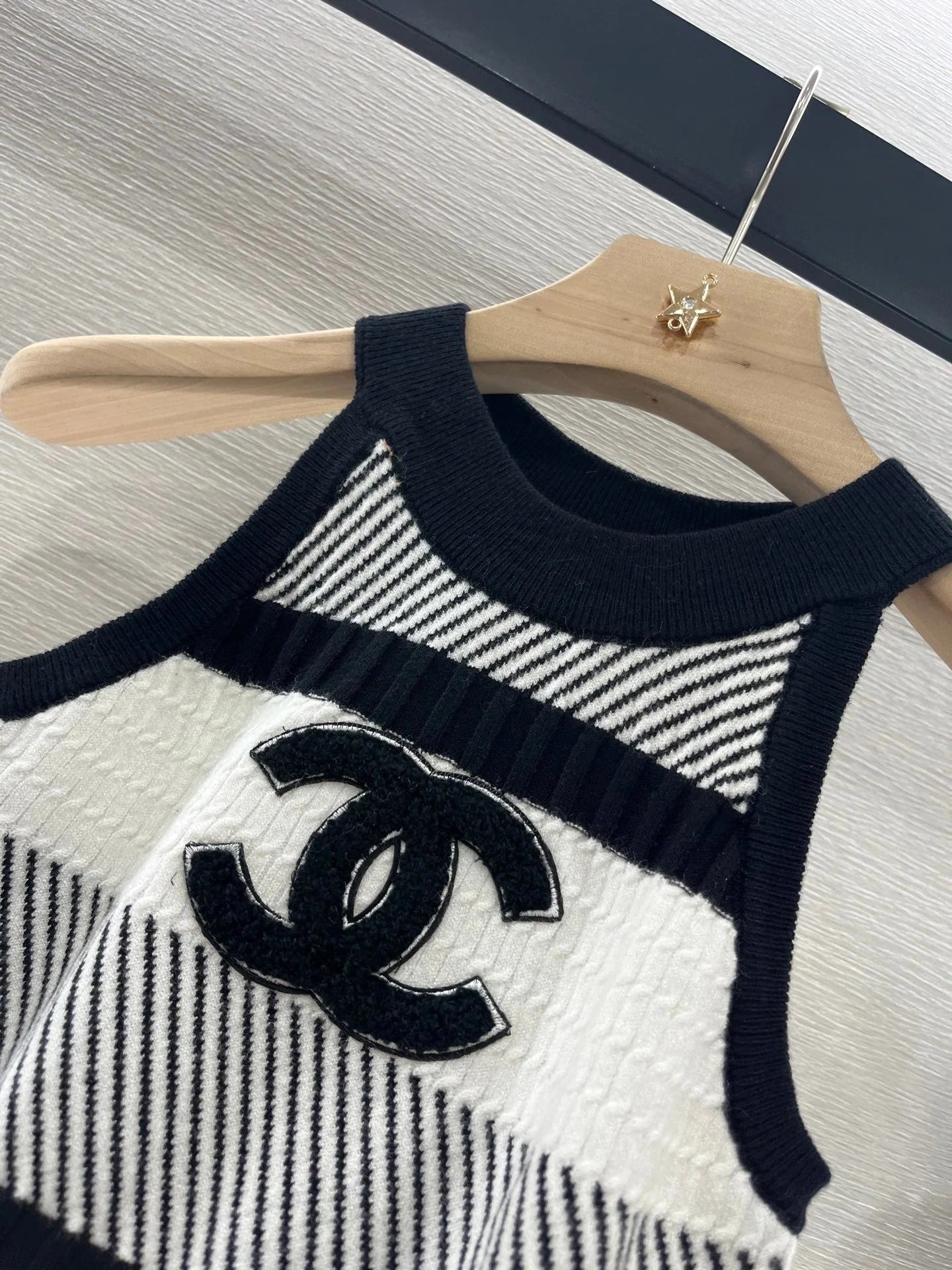 CHANEL HALTER NECK SLEEVELESS KNIT TOP 263407