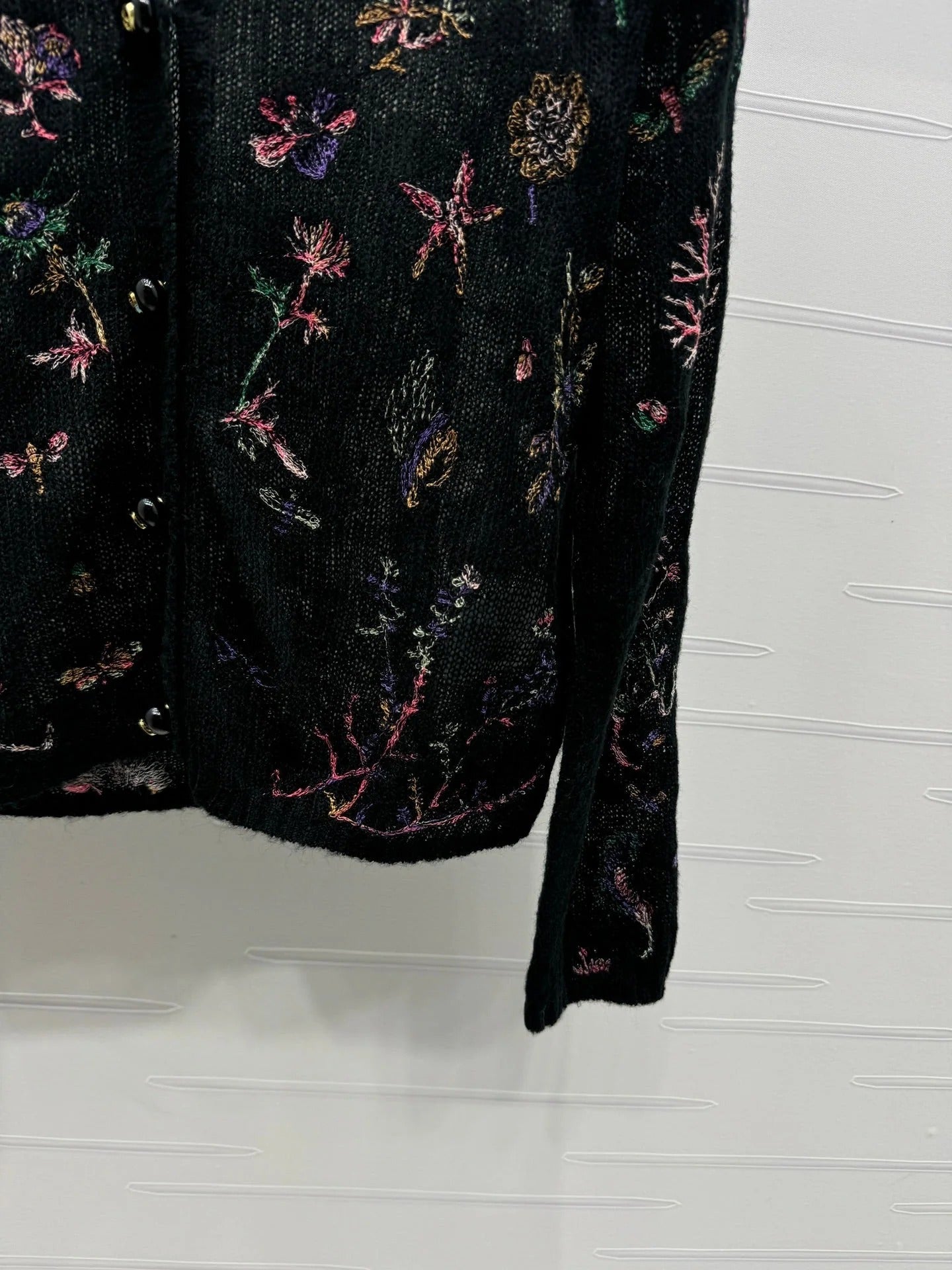 DIOR KNITTED V-NECK FLORAL EMBROIDERED CARDIGAN 276698
