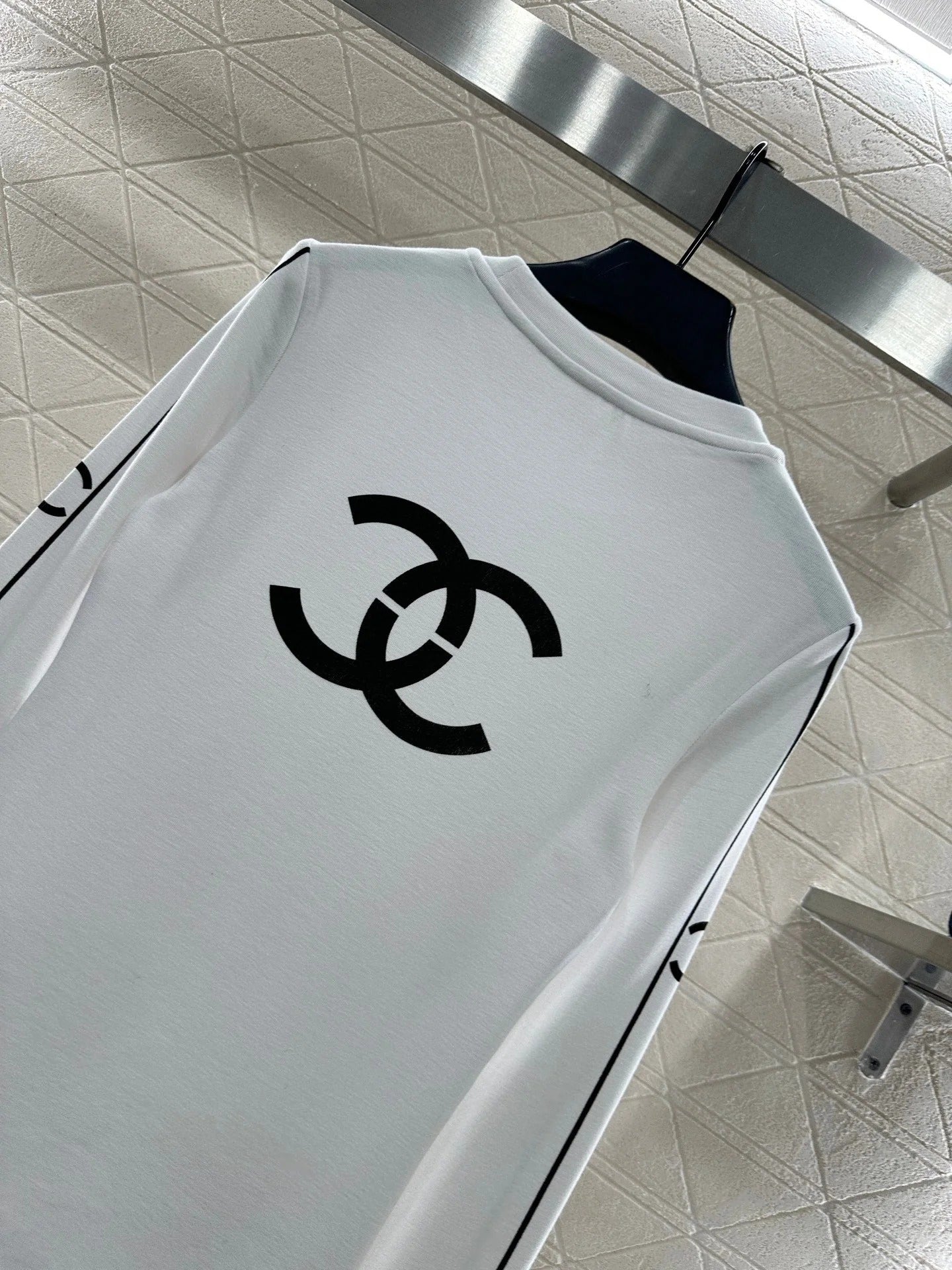 CHANEL 25S LONG-SLEEVE CREW NECK T-SHIRT 406