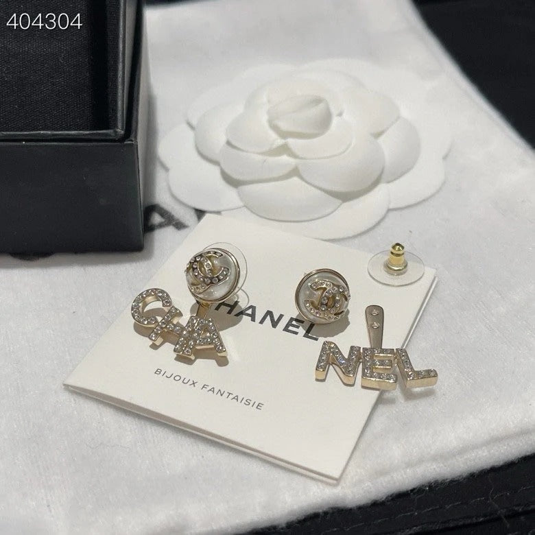 LETTERS CRYSTALS EARRINGS IN METAL GOLD WITH PEARLS