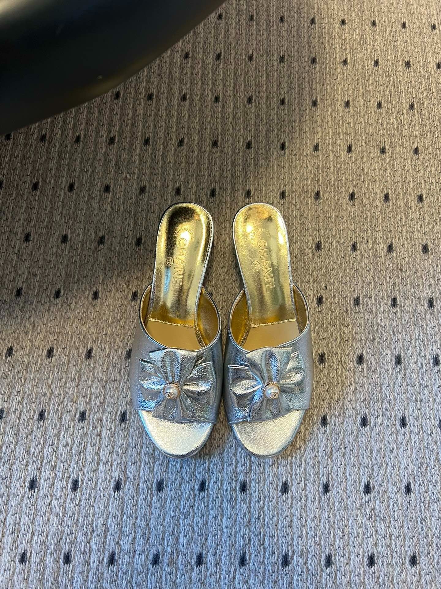 CC 26s High-Heeled Slides 60 Metallic Sliver Cowhide 627183