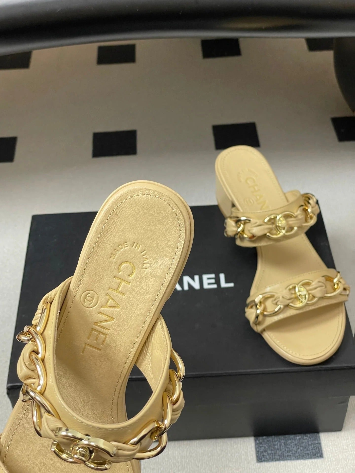 CC 26s Chunky Heels Sandals 55 Beige Sheepskin 649469