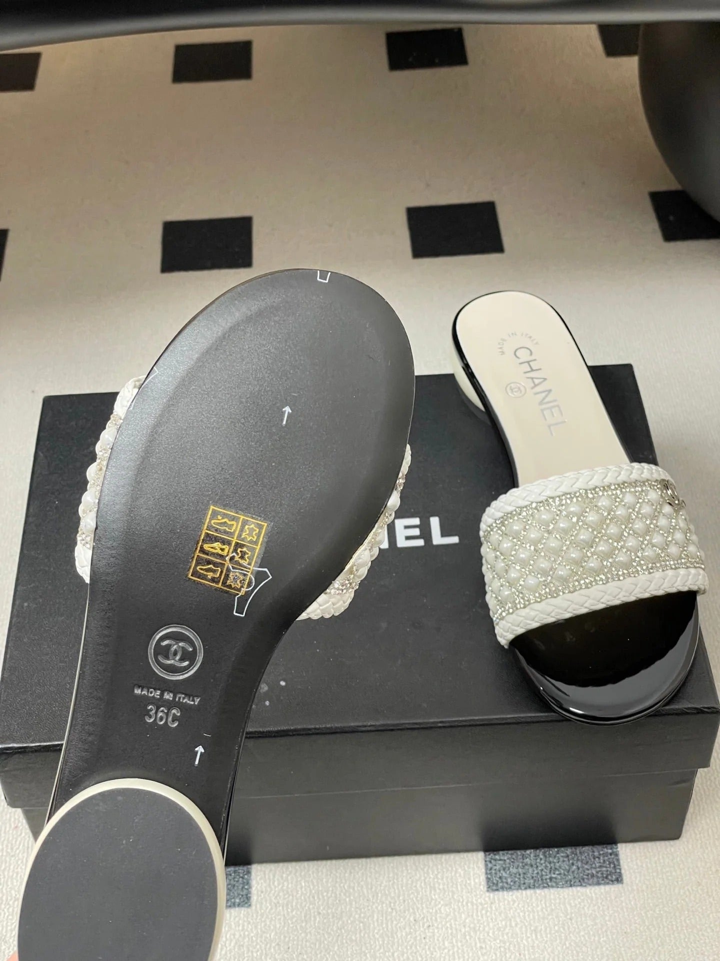 CC 26s Pearl Flat Sandals White Patent Leather 649542