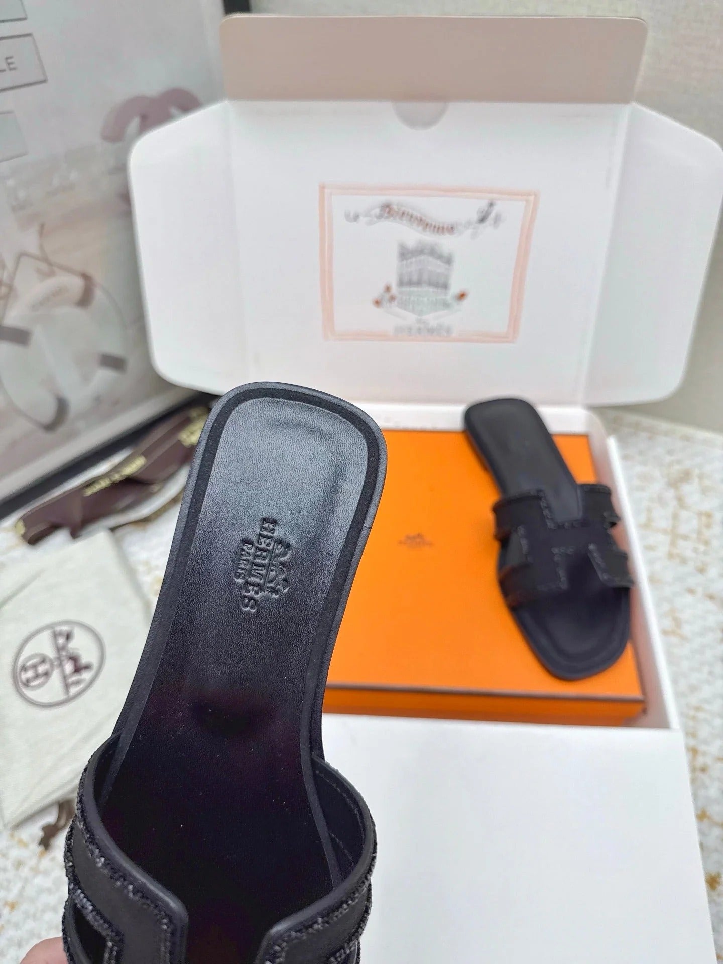 HM 26ss Oran Sandals Black Sheepskin Rhinestone 625231