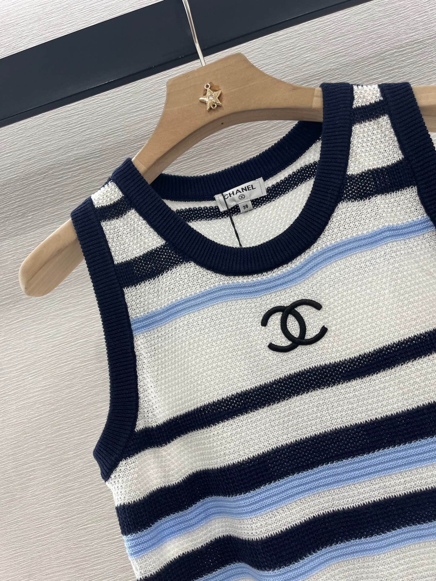 CHANEL STRIPED SLEEVELESS KNIT TOP 263401