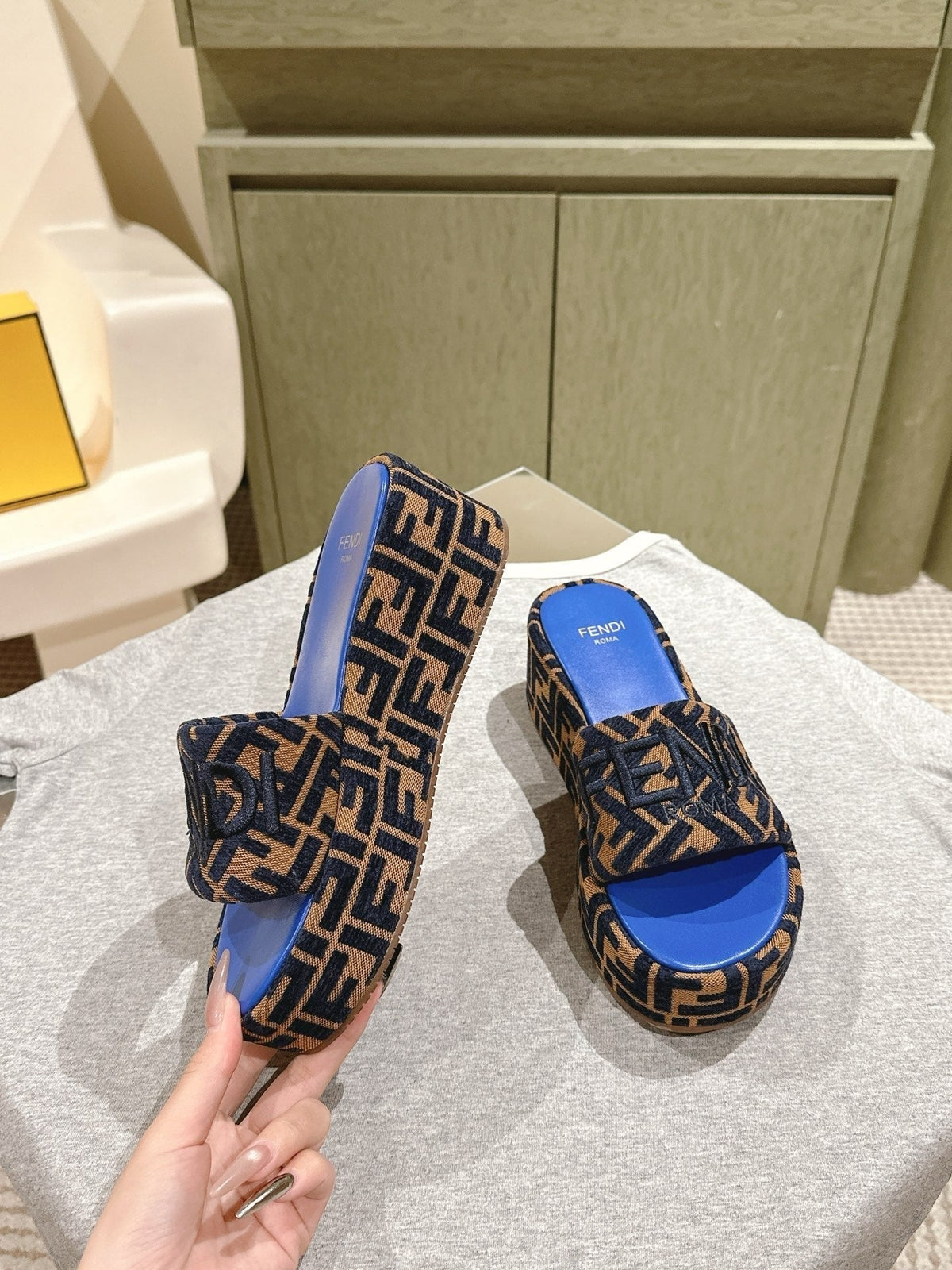 Fendi 26S Platform Sandals Brown And Black Fabric Style 4