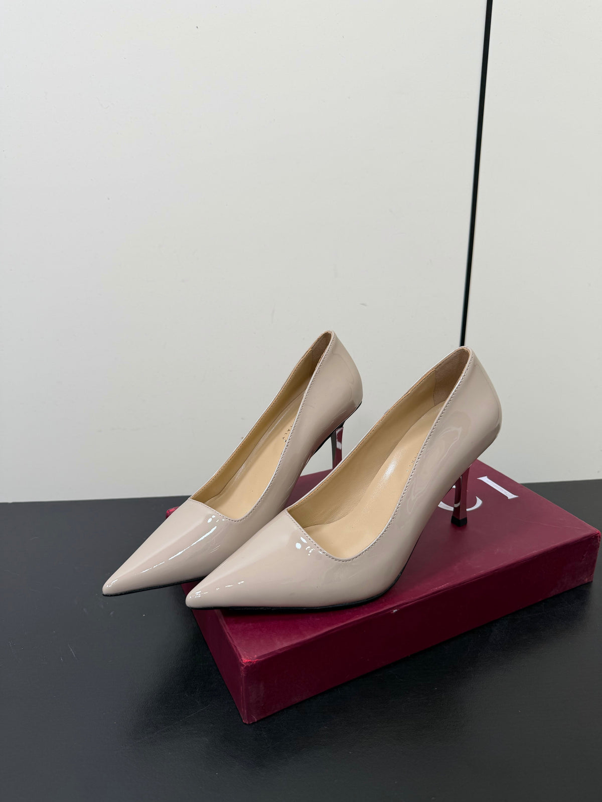 Gucci 26s Pointed Toe Pumps 8.5cm Beige Patent Calfskin