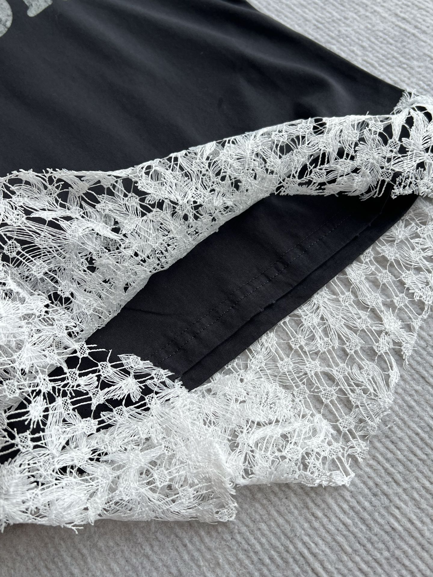 CD 26ss J'Adore Lace-Trimmed T-Shirt Black White in Cotton 376511
