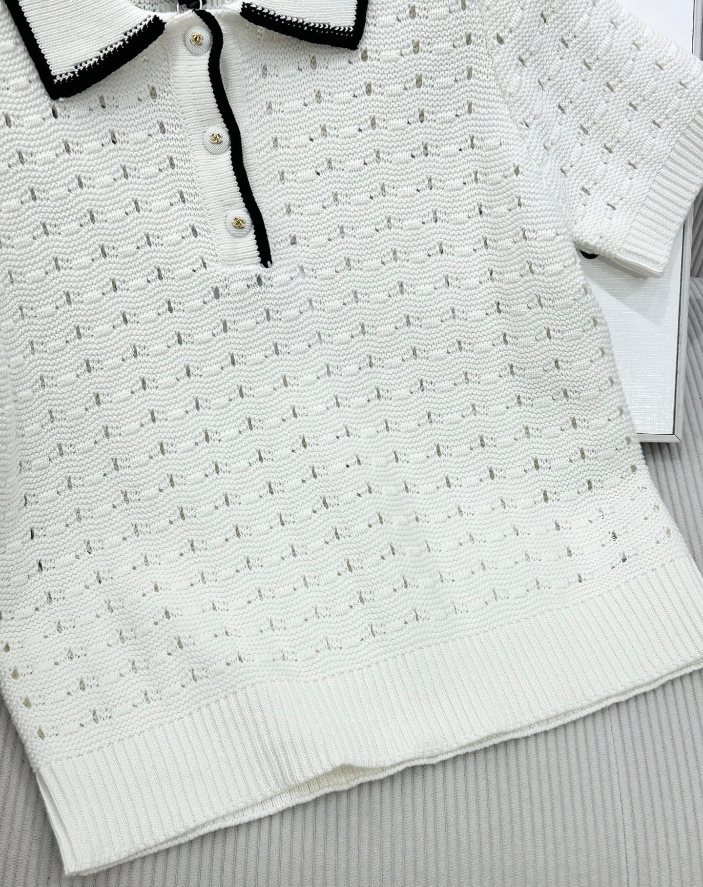 CC 26 Collared Color-blocked Knit Short-sleeved Top White in Wool 387624