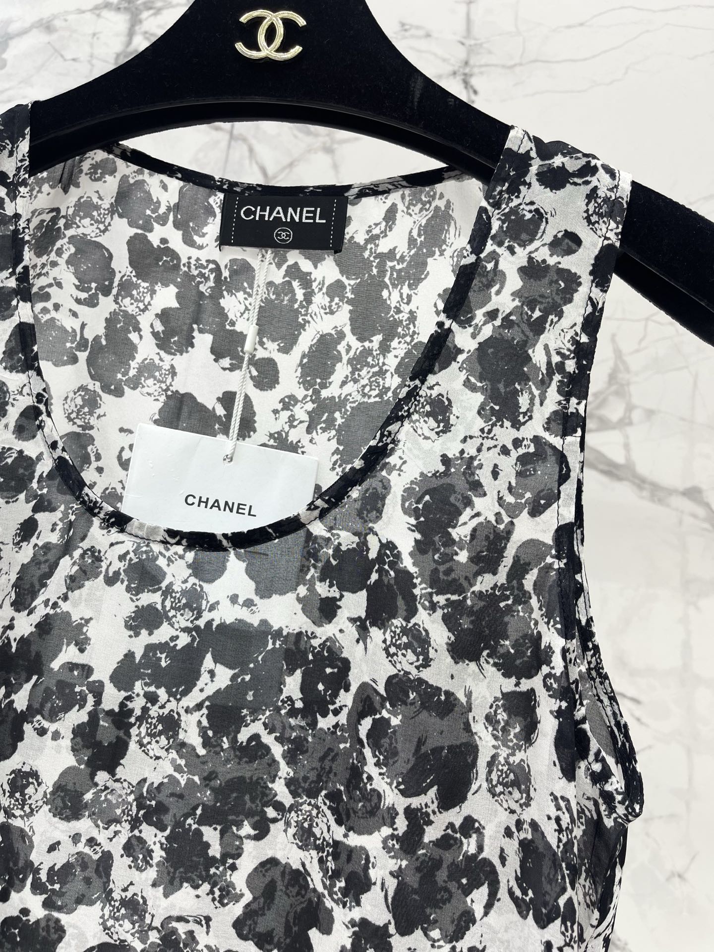 CC Black and White Ink Floral Print Sleeveless Vest in Acetate 387325