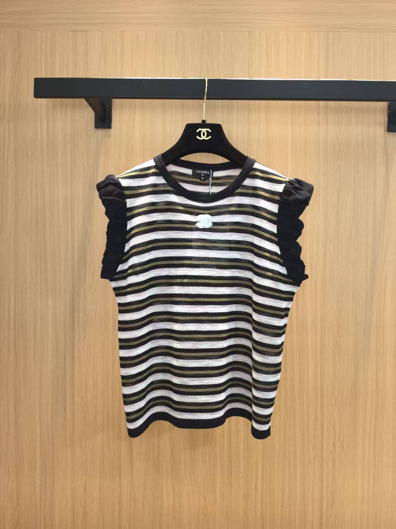 CC 26 Two-tone Ruffle Striped Sleeveless Knit Vest in Nylon 387901
