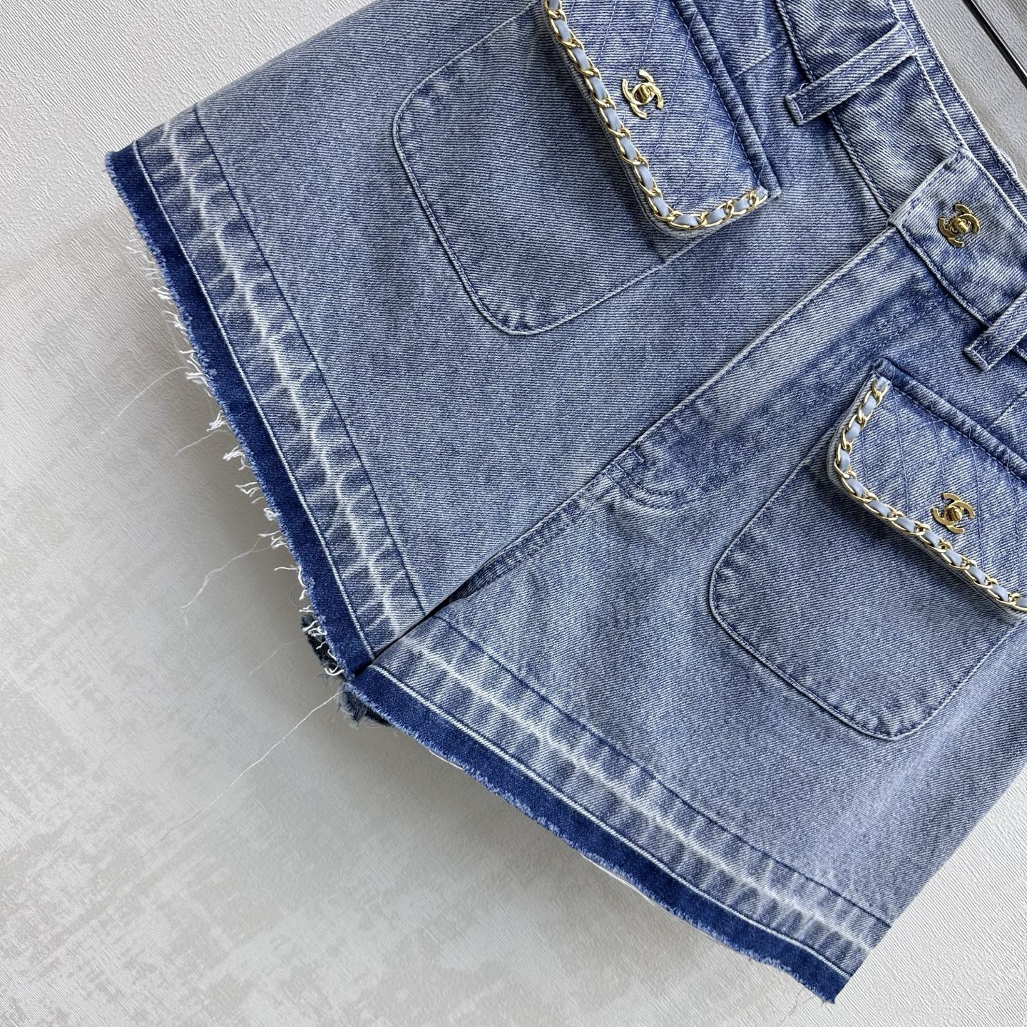 CC 26 Fringe-Edge Denim Shorts Blue in Cotton 389536
