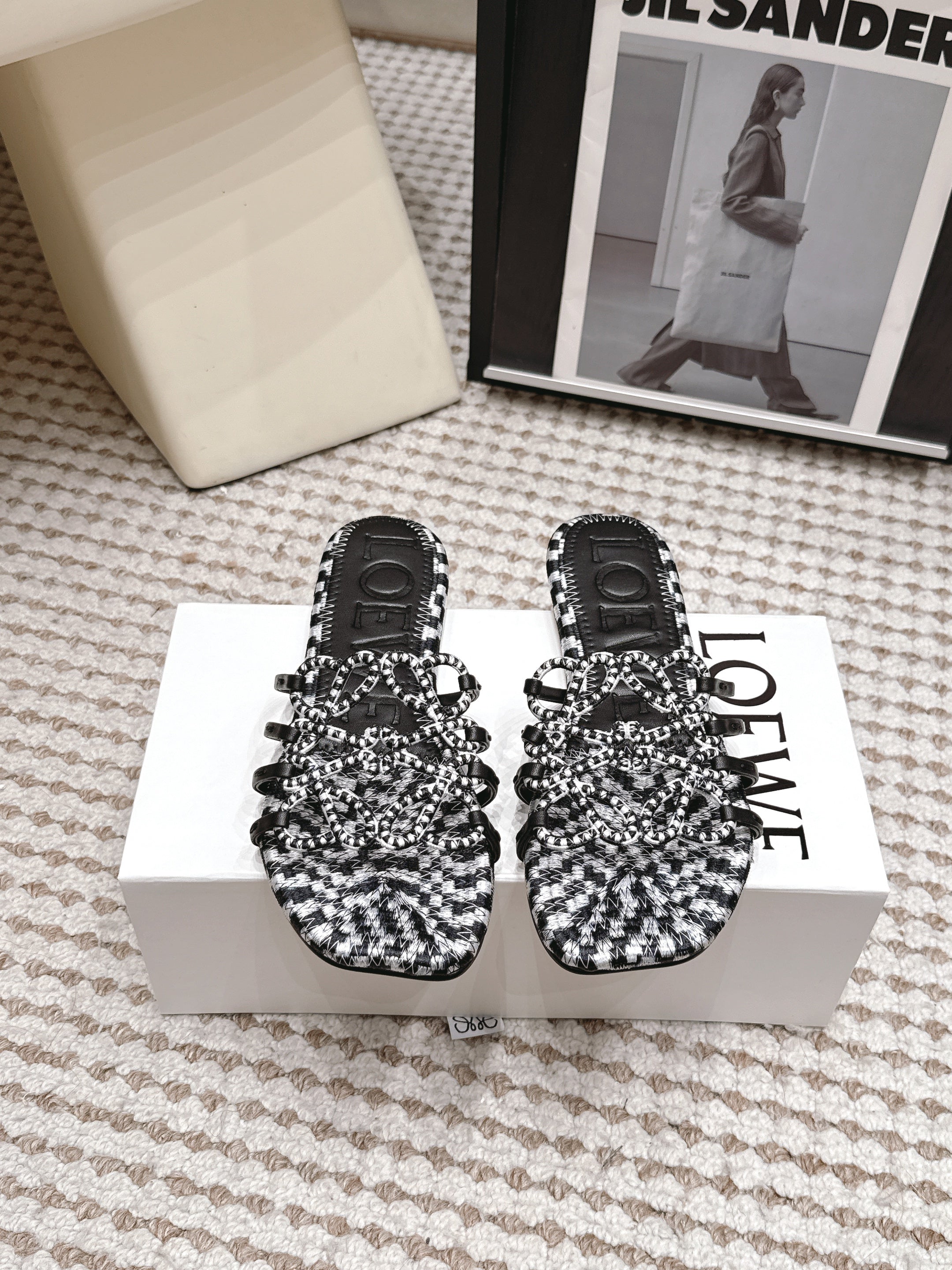 Loe 26 Openwork Woven Sandals White Black in Leather 813532