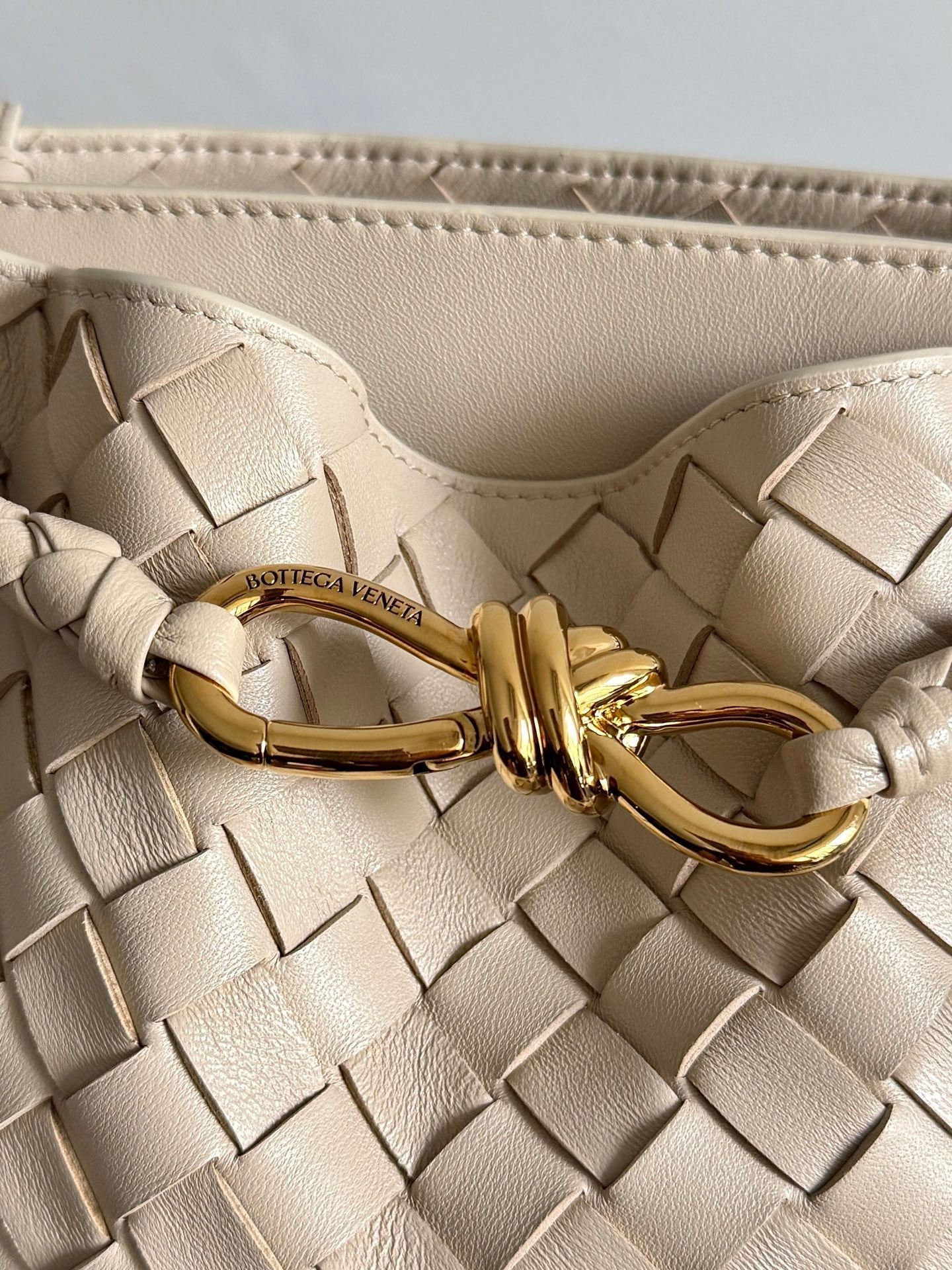 BV Andiamo Small Bucket Bag Light Begie 30cm Lambskin 855759