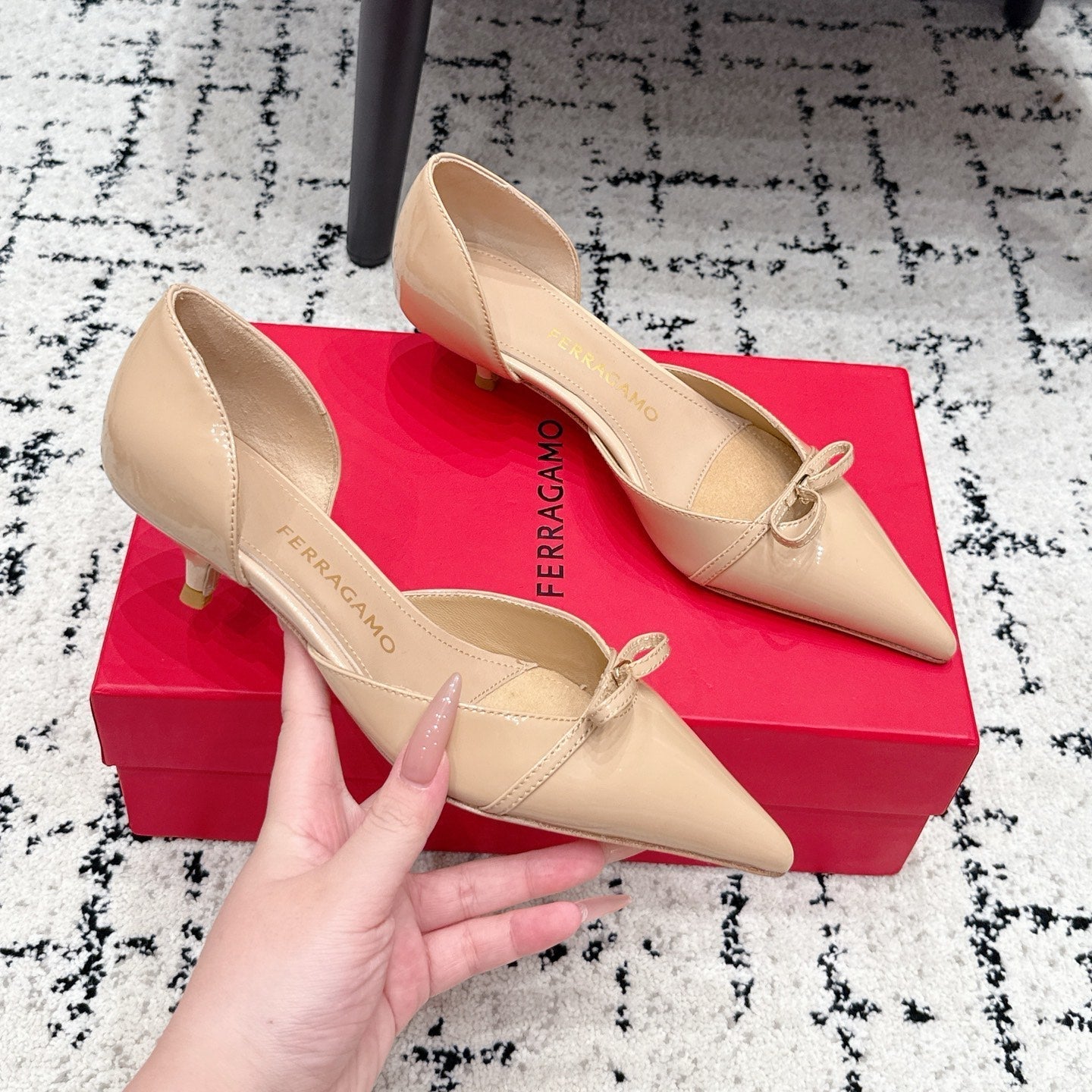 FG Gyoia Bow Pointed Toe Pumps 3.5cm Beige Patent Leather 848409