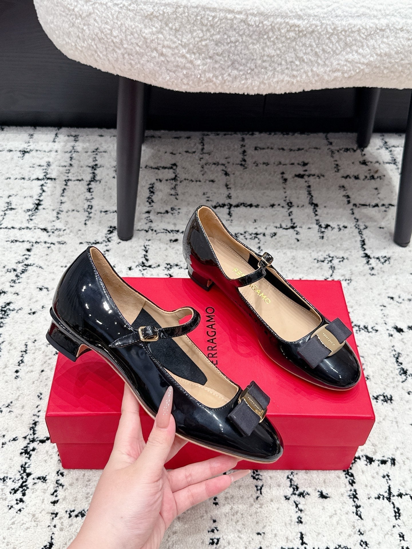 FG Vara Bow Round Toe Mary Jane Pumps 3.5cm Black Patent Leather 458405