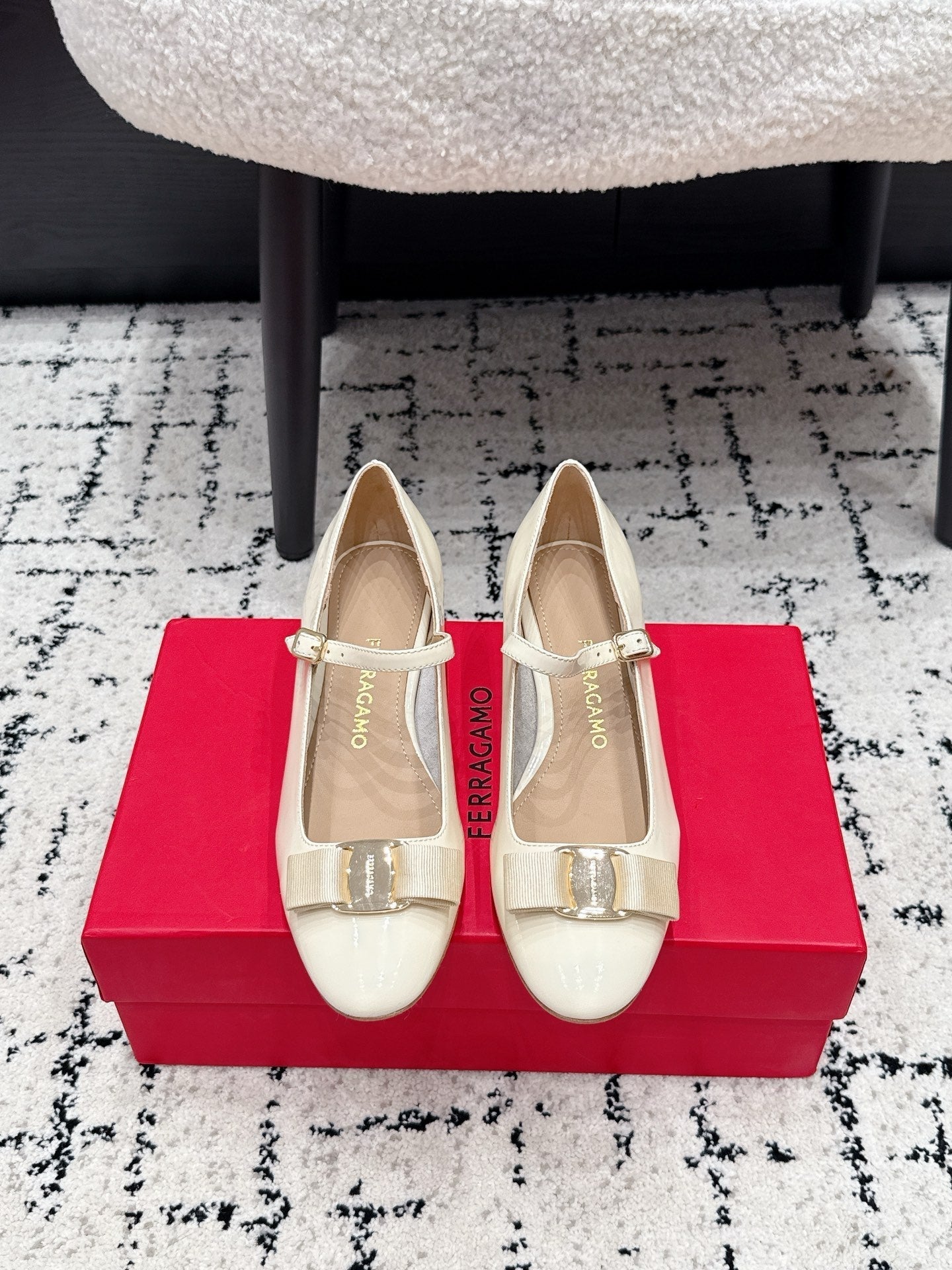FG Vara Bow Round Toe Mary Jane Pumps 3.5cm White Patent Leather 458402
