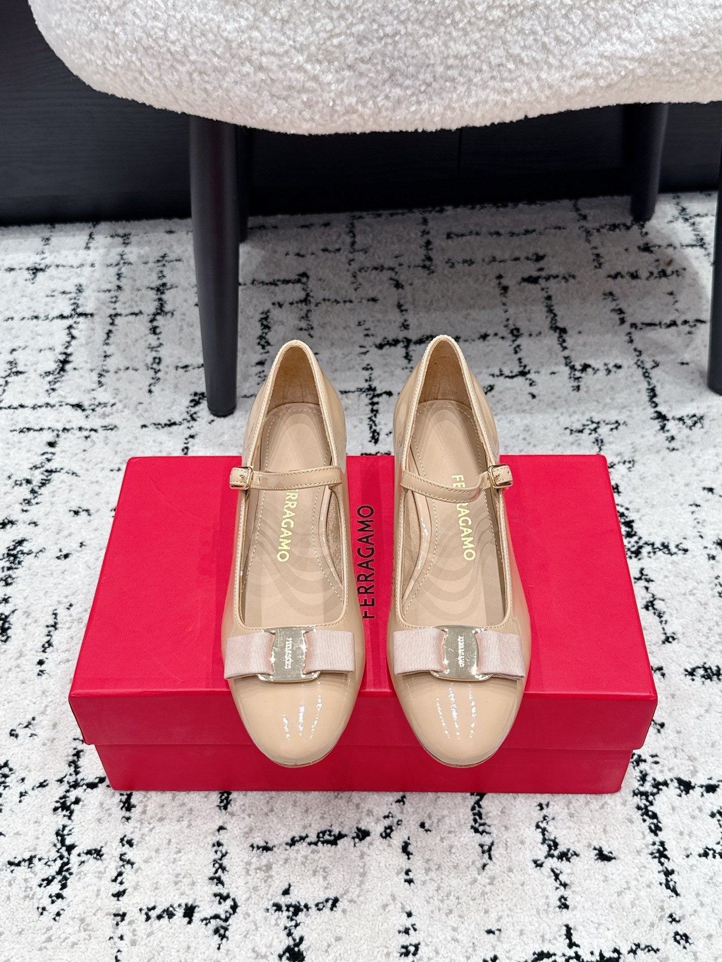 FG Vara Bow Round Toe Mary Jane Pumps 3.5cm Beige Patent Leather 458401