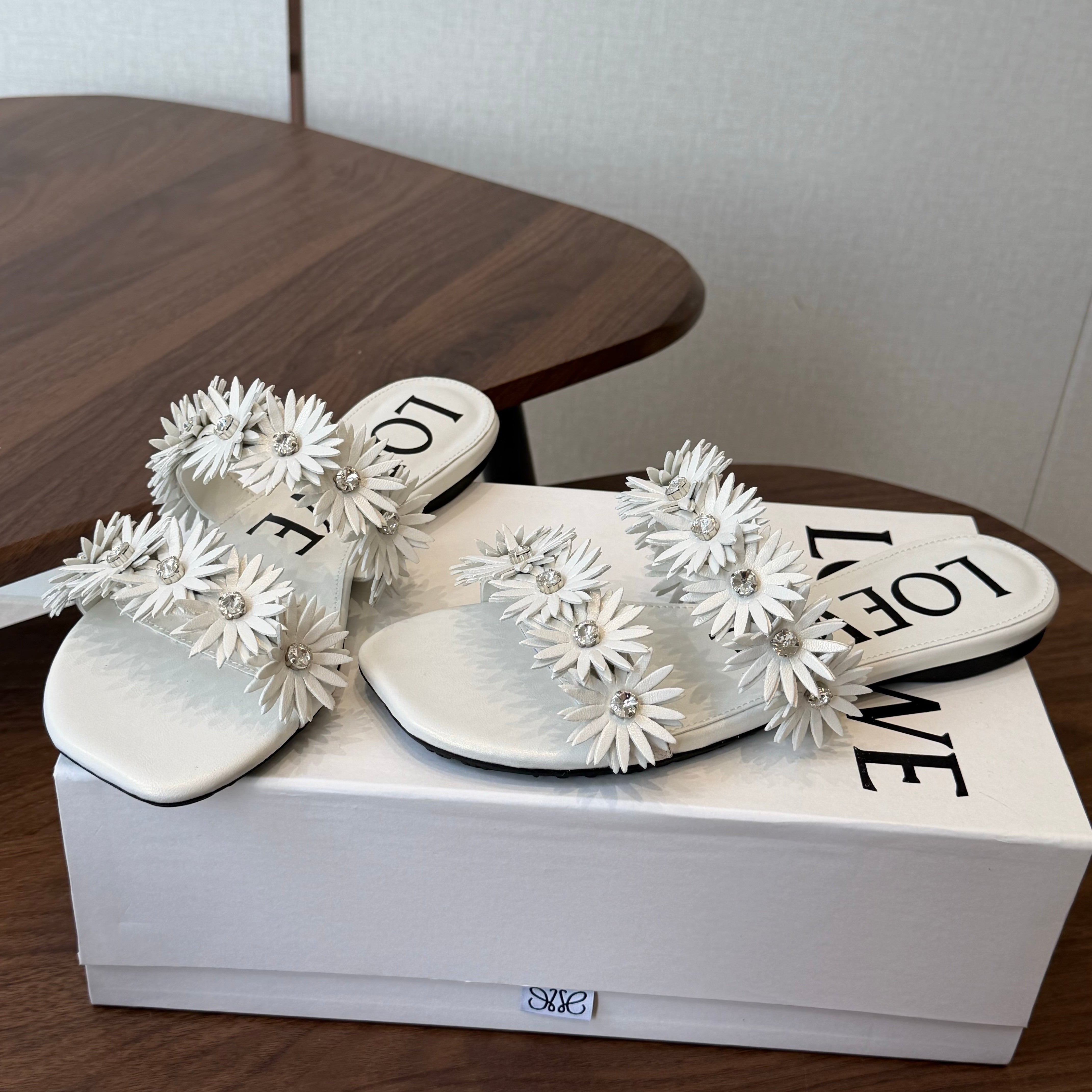 Loew Paula's Ibiza Petal Flower Flat Sandals White Leather889895