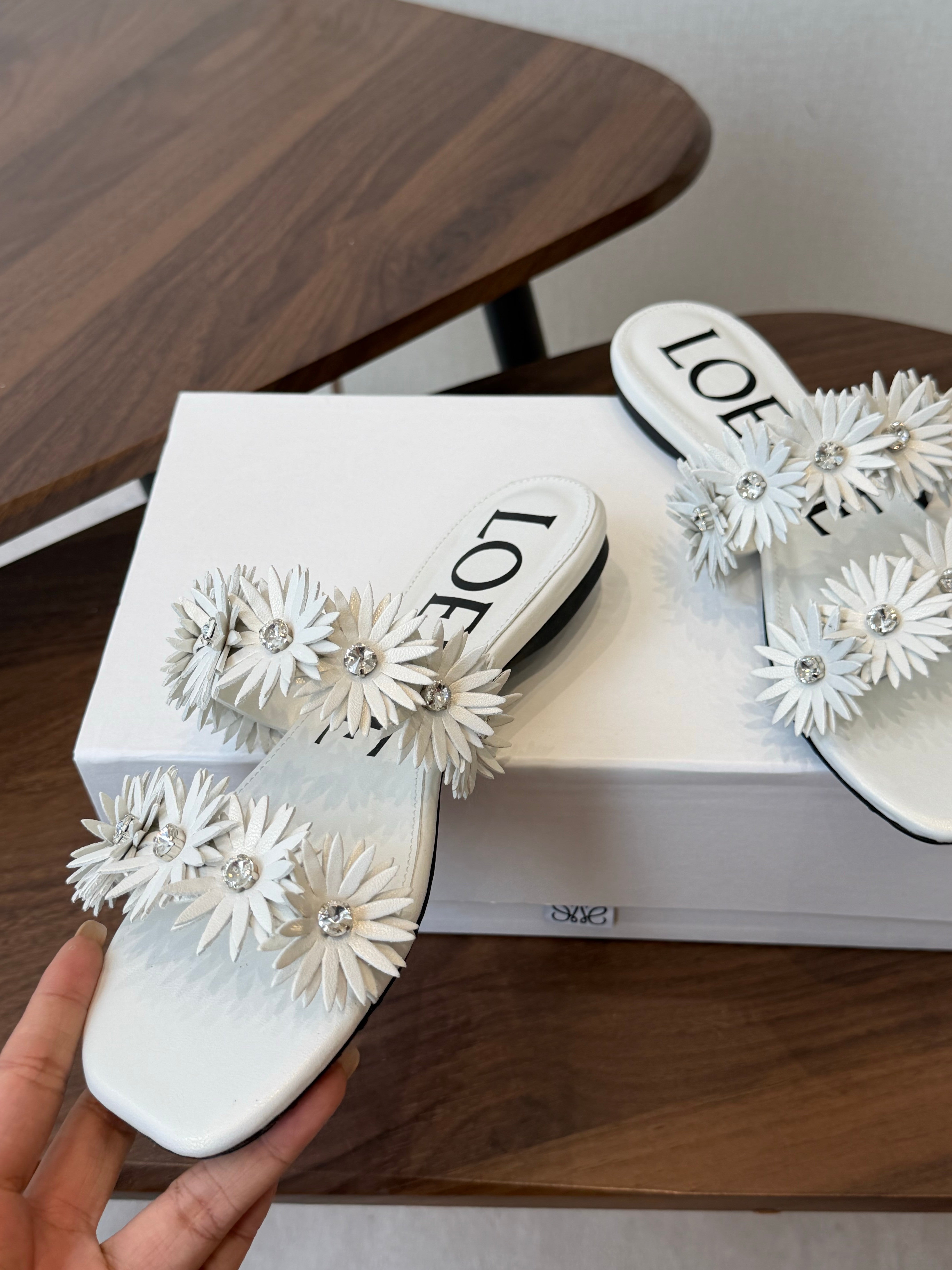 Loew Paula's Ibiza Petal Flower Flat Sandals White Leather889895