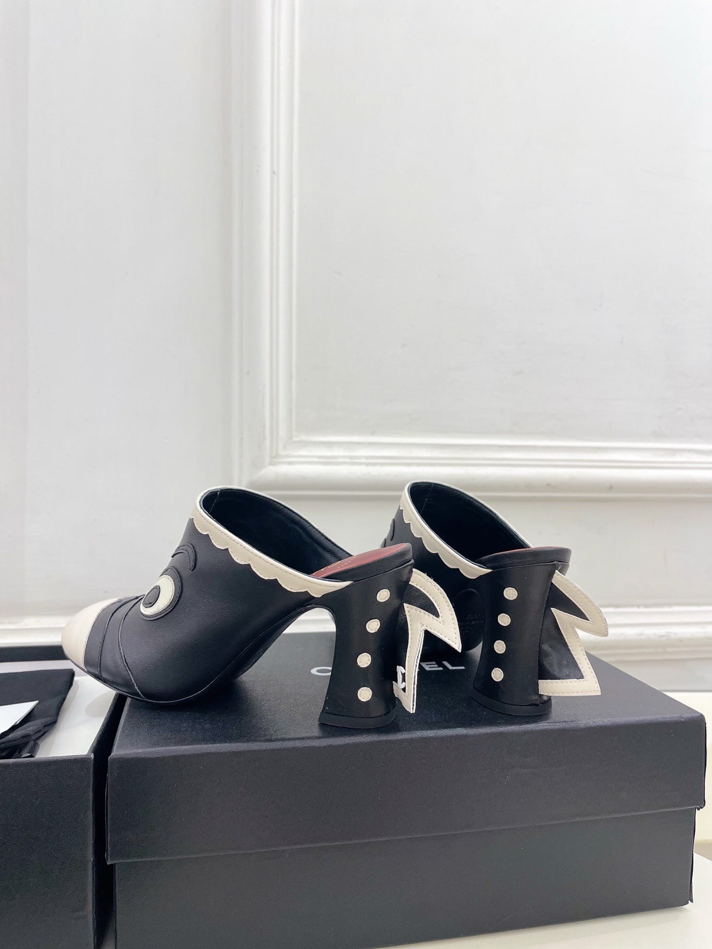 CC Métiers d'Art 2026 Graphic Mules 8.5cm Black White Lambskin 891767