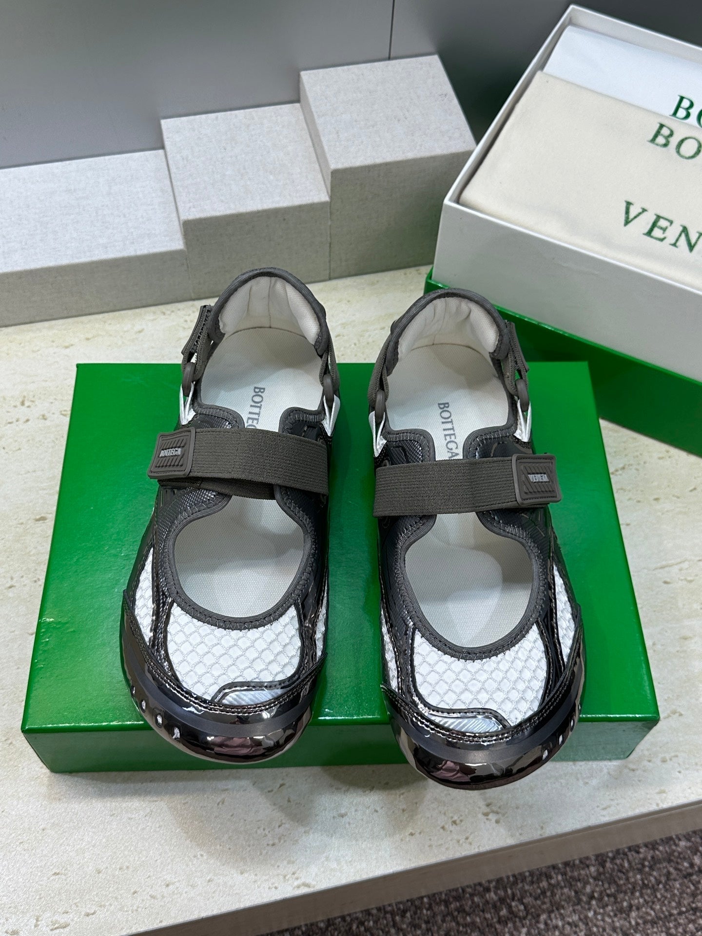 BV 26s Orbit Flash Mary Jane Grey Mesh 887328