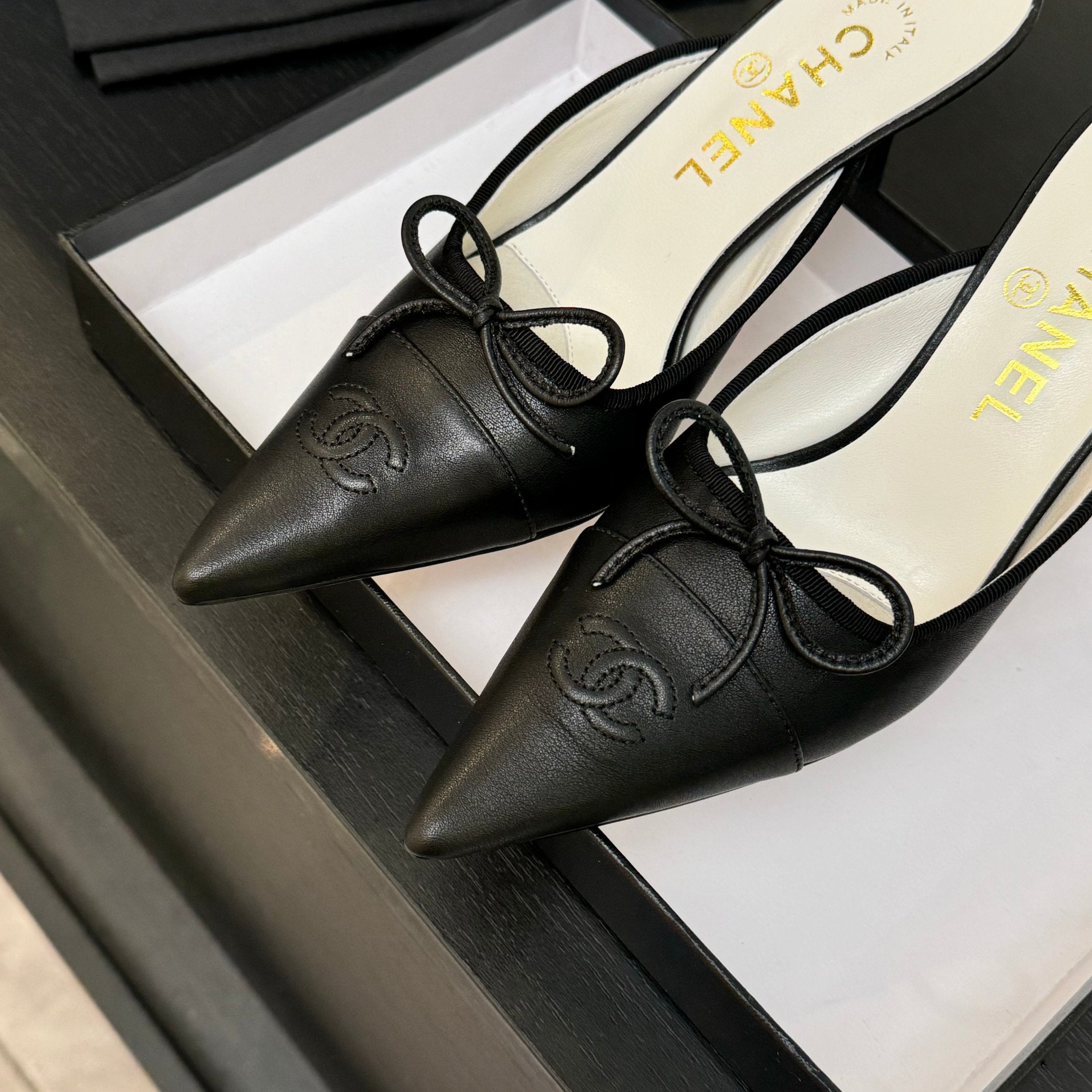 CC Bow Pointed Toe Mules Black Leather 912936